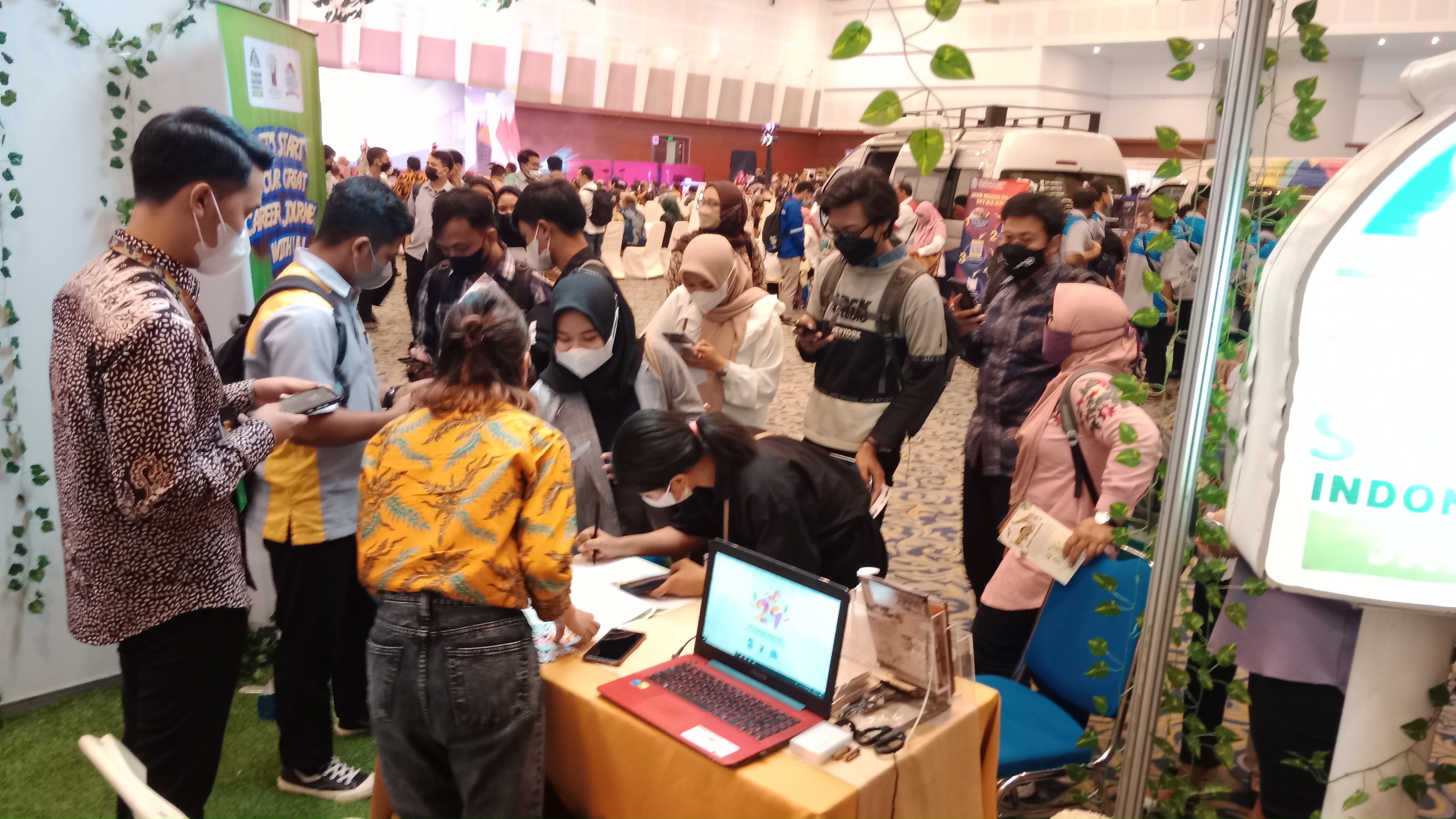 suasana Pekan Pasar Kerja (Job Fair) 2022 yang diselenggarakan oleh Dinas Tenaga Kerja dan Transmigrasi Jawa Timur (Disnakertrans Jatim), Rabu (7/9/2022). 