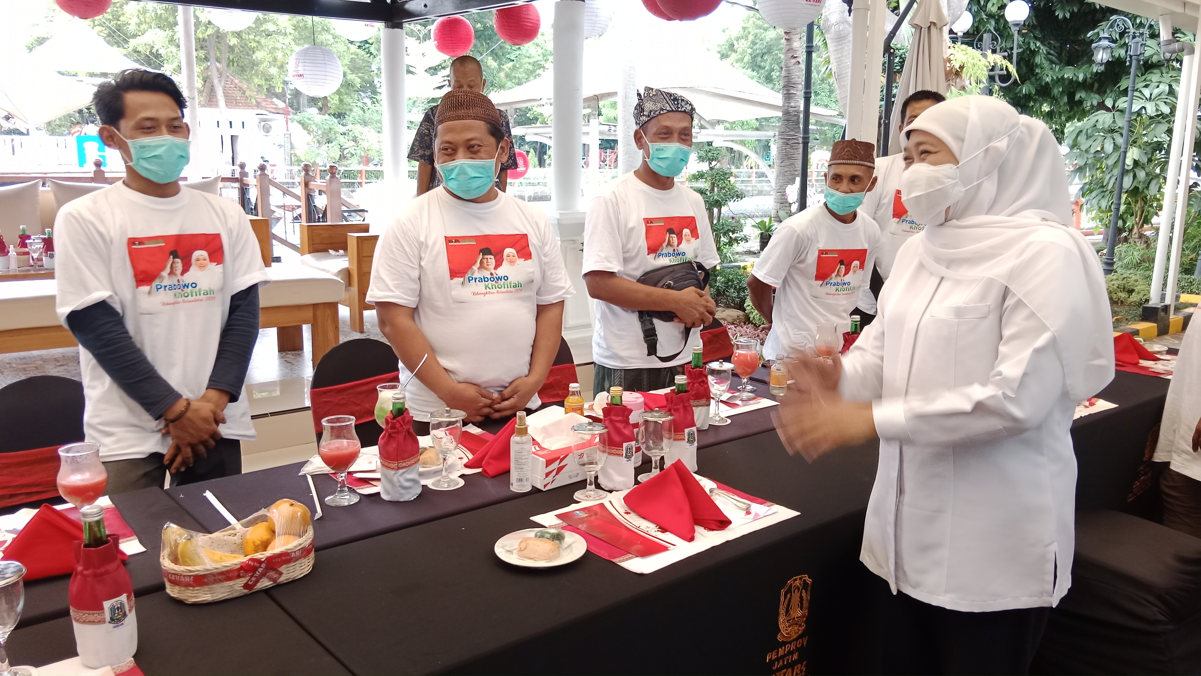 Gubernur Khofifah saat menerima 9 relawan dari Komunitas Pemuda Indonesia Santri Pecinta Gus Dur (Kopi Sadur) berjalan kaki dari Tebuireng, Jombang ke Gedung Negara Grahadi, Jumat (9/9) 