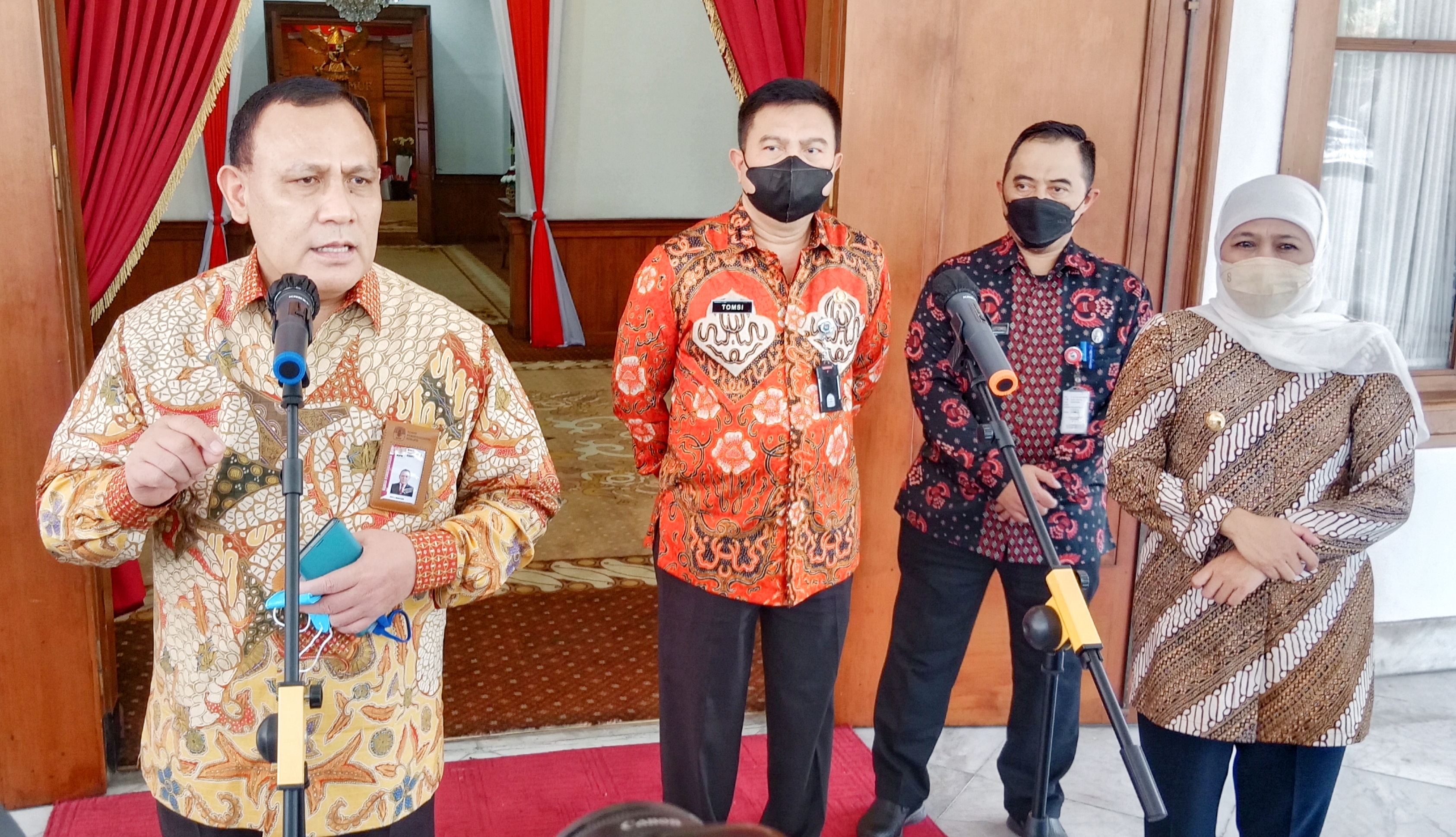 Ketua KPK RI Komjen Pol. Drs. Firli Bahuri  dan Gubernur Jawa Timur Khofifah Indar Parawansa saat memberikan keterangan kepada awak  seusai rakor pencegahan korupsi bagi Kepala Daerah dan Ketua DPRD Se Jawa Timur, Kamis (15/9) 