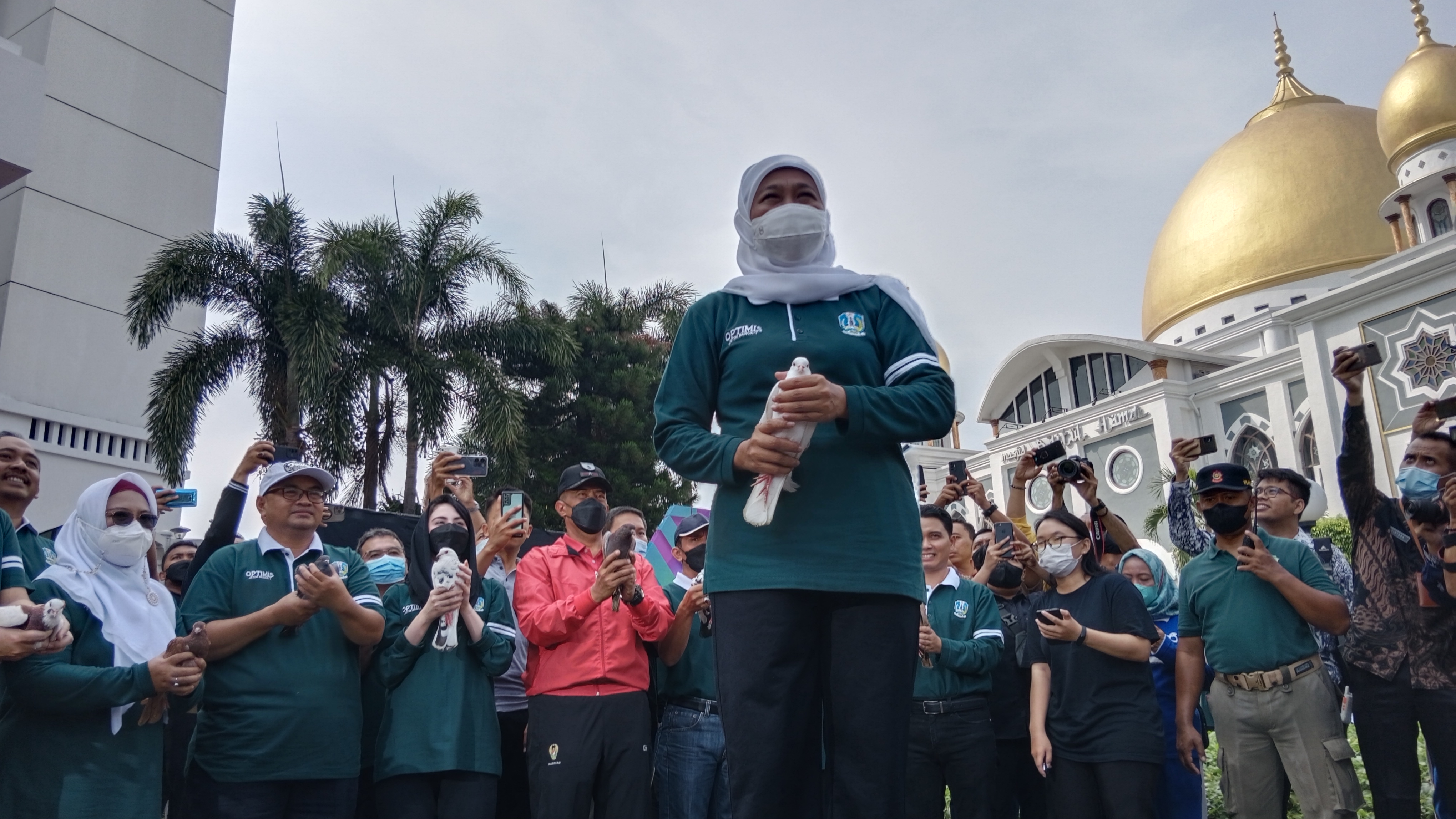 Gubernur Jawa Timur Khofifah Indar Parawansa meluncurkan logo dan Kick Off Rangkaian Kegiatan Peringatan Hari Jadi ke-77 Provinsi Jatim