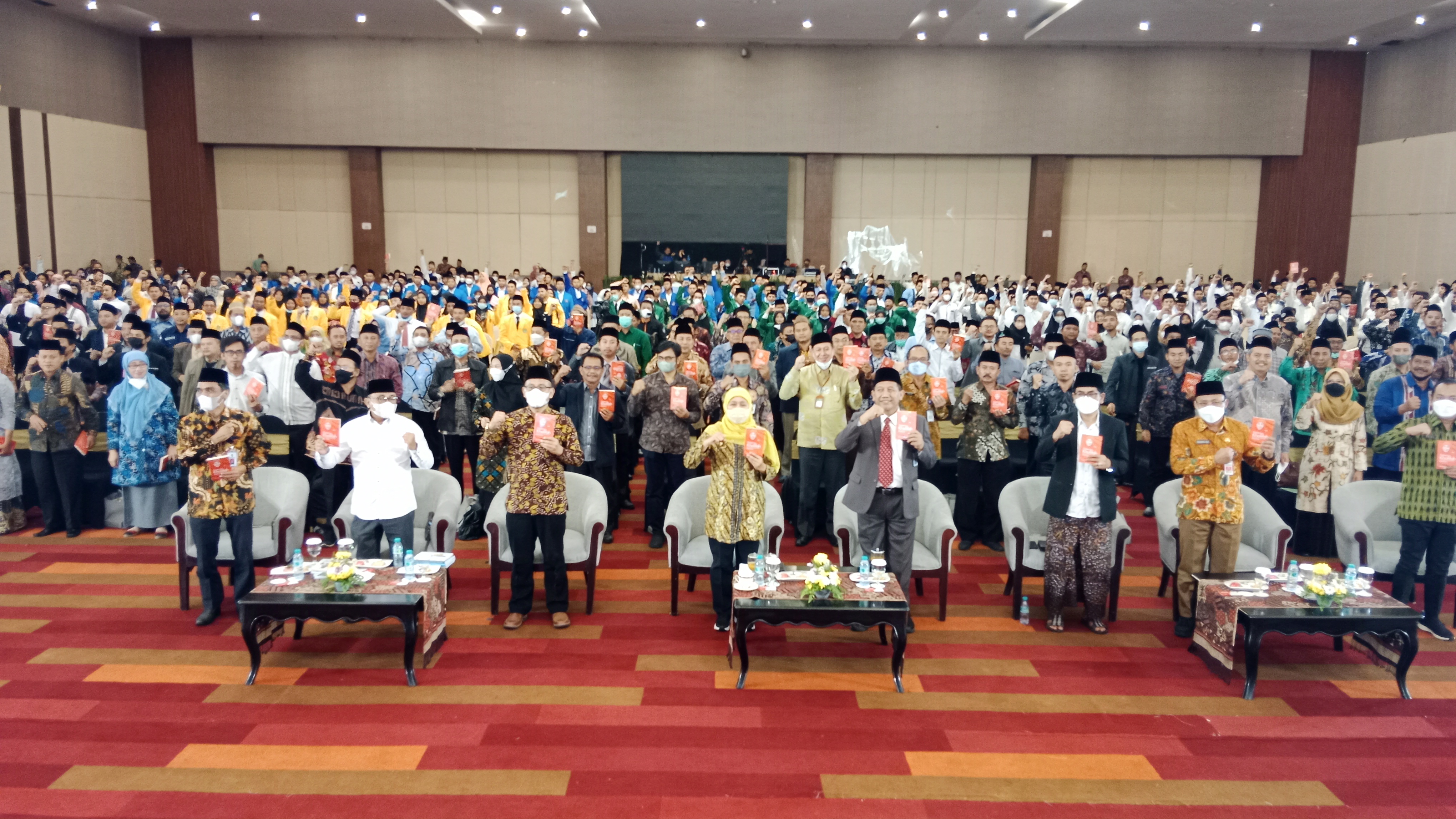 Gubernur Provinsi Jawa Timur Khofifah Indar Parawansa dalam acara studium generale atau kuliah umum bagi penerima beasiswa program Peningkatan Kualitas Akademik untuk para Guru Madrasah Diniyah, di Gedung Dyandra Convention Center, Surabaya, Kamis (22/9/2