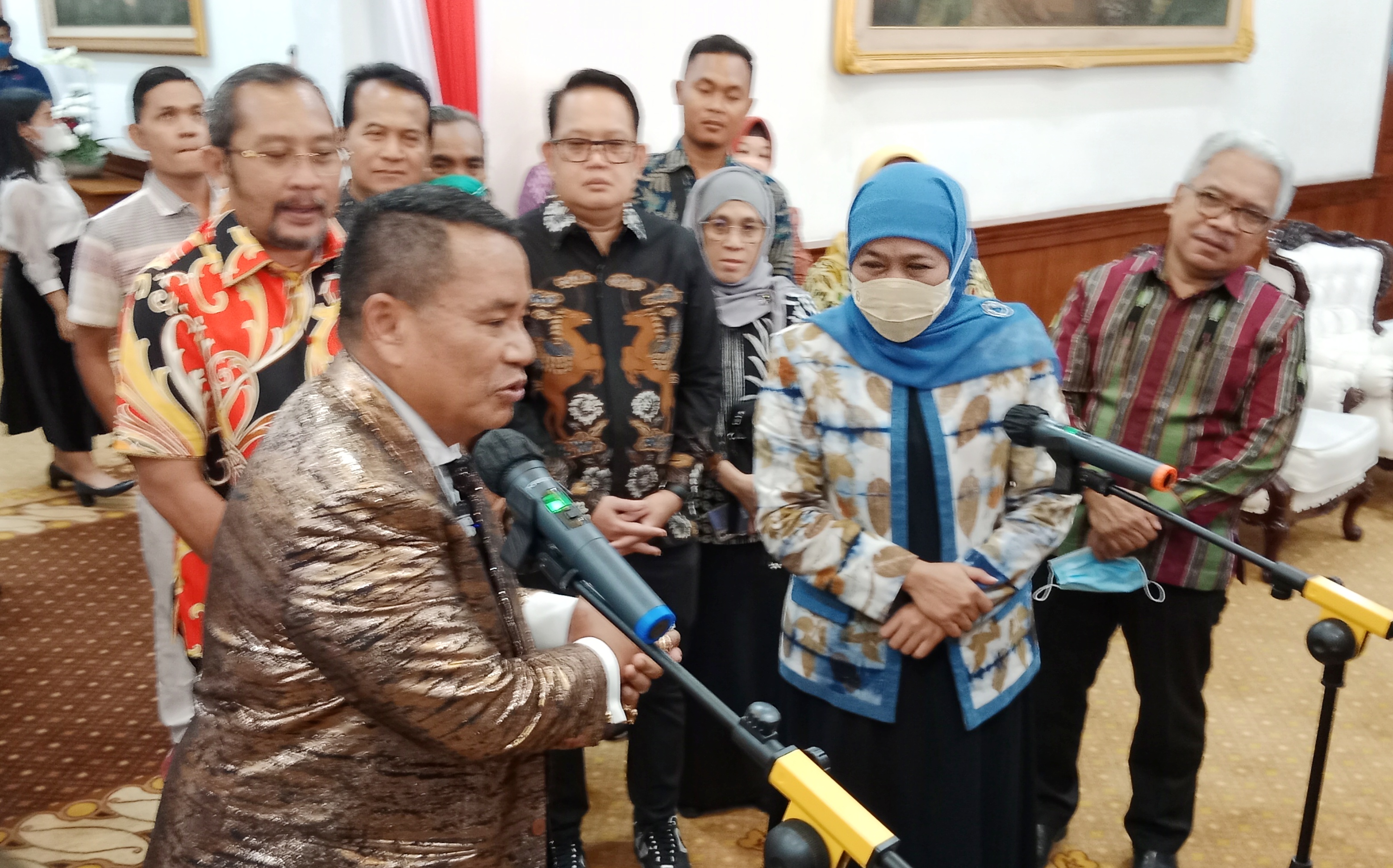 Gubernur Khofifah Sambut Kedatangan Hotman Paris