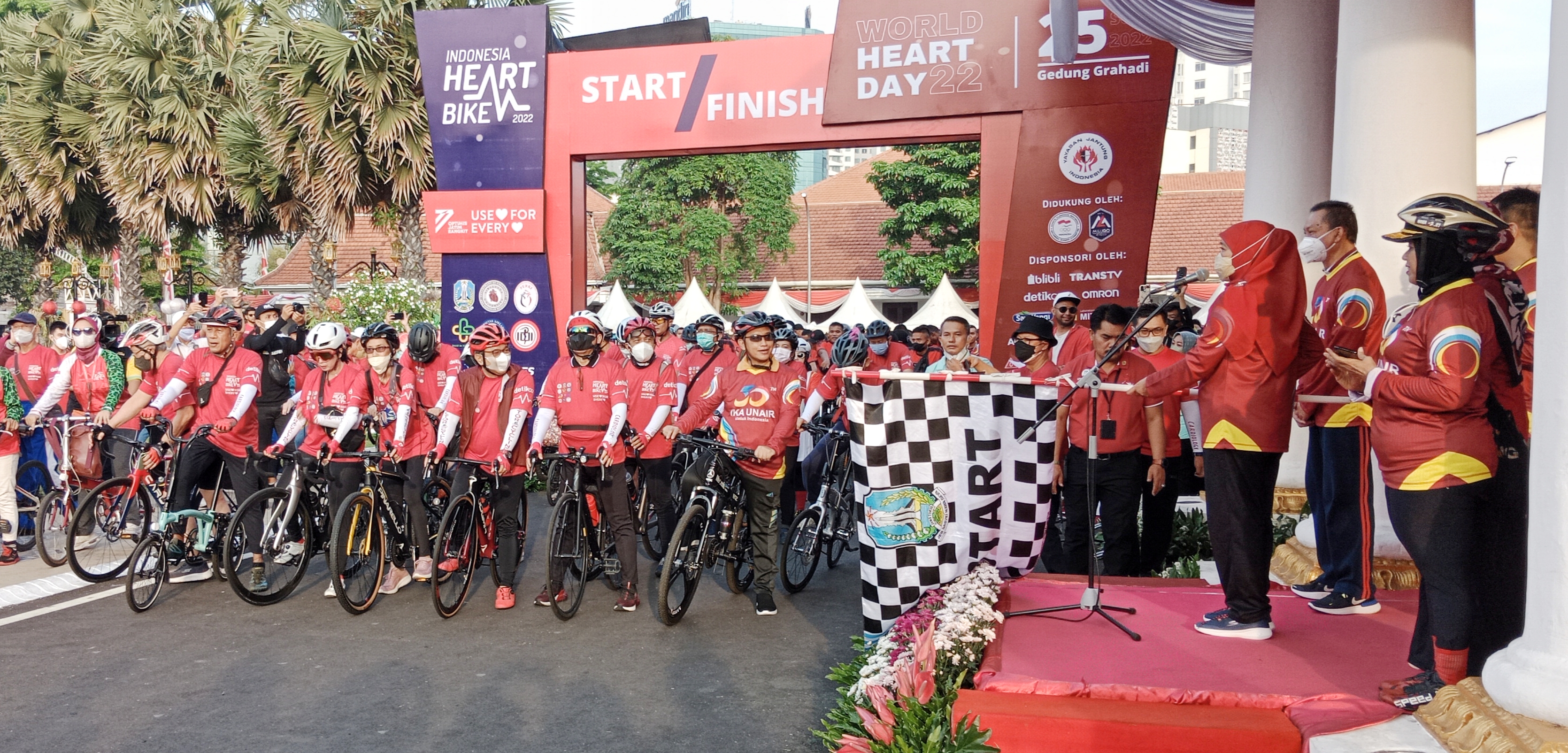 Gubernur Jawa Timur sekaligus Ketua IKA Unair, Khofifah Indar Parawansa memberangkatkan 1.300 peserta fun bike atau gowes dalam rangka World Heart Day (Hari Jantung Dunia) 2022 di Gedung Negara Grahadi Surabaya, Minggu (25/9/2022) pagi. 