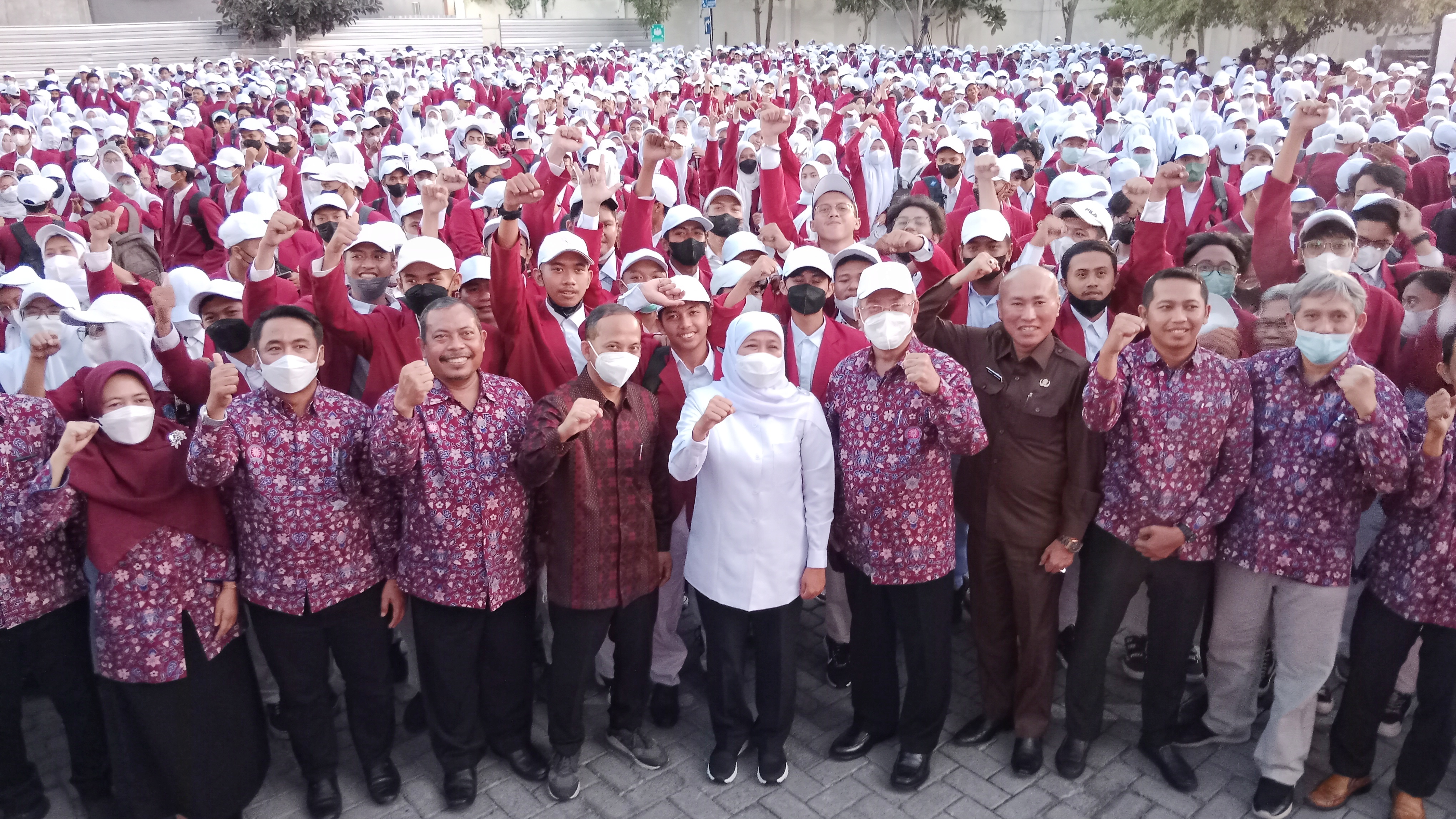 Gubernur Jawa Timur Khofifah Indar Parawansa bersama mahasiswa baru saat membuka Mastama, Ordik dan Expo UKM (MOX) UM Surabaya, Senin (26/9). 