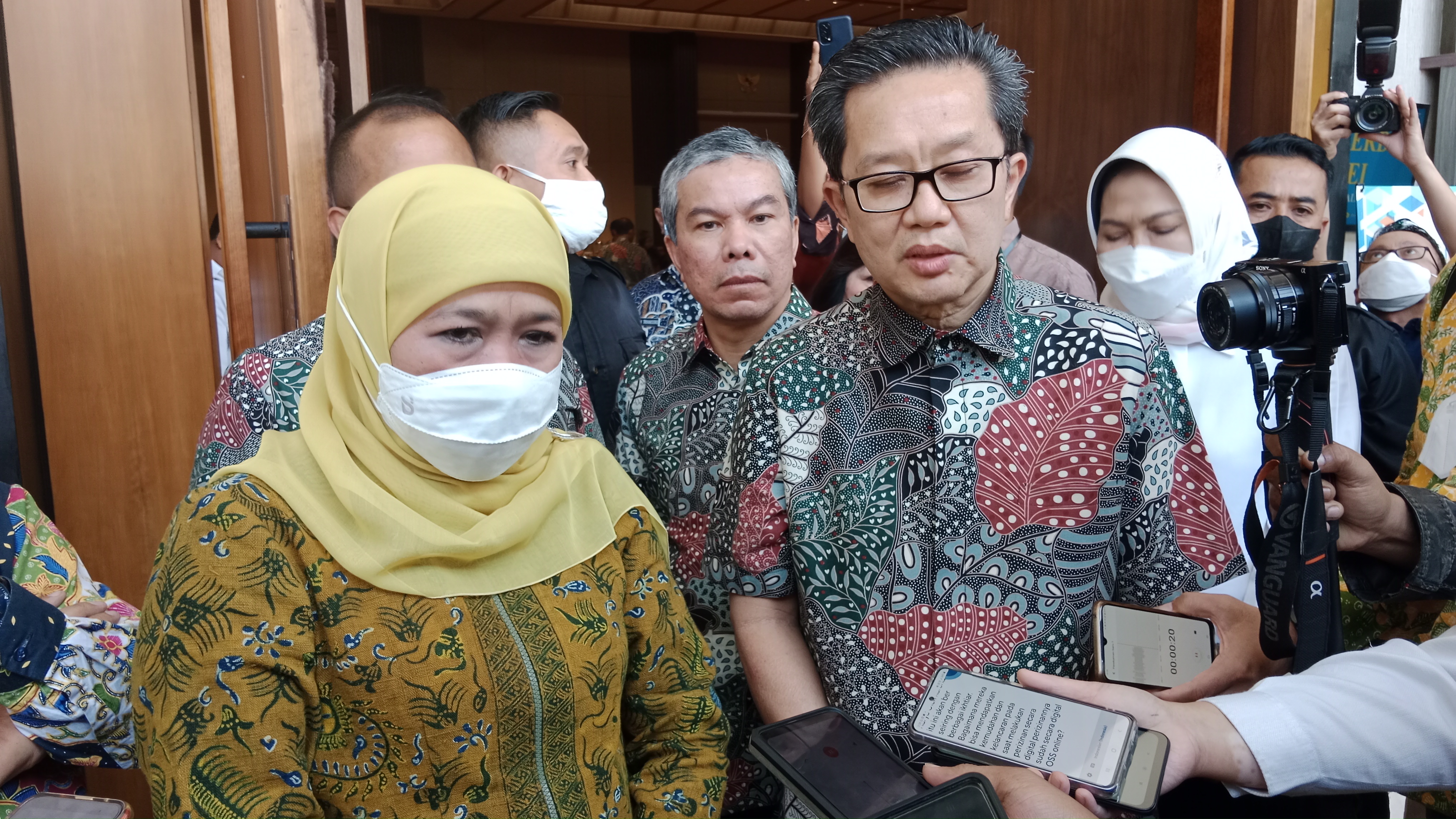 Gubernur Jawa Timur Khofifah Indar Parawansa yang didampingi Ketua DPD REI Jatim Soesilo Efendy usai menghadiri Rapat Kerja Daerah (Rakerda) DPD Real Estate Indonesia (REI) Jawa Timur Tahun 2022 di Kota Batu, Rabu (28/9). 