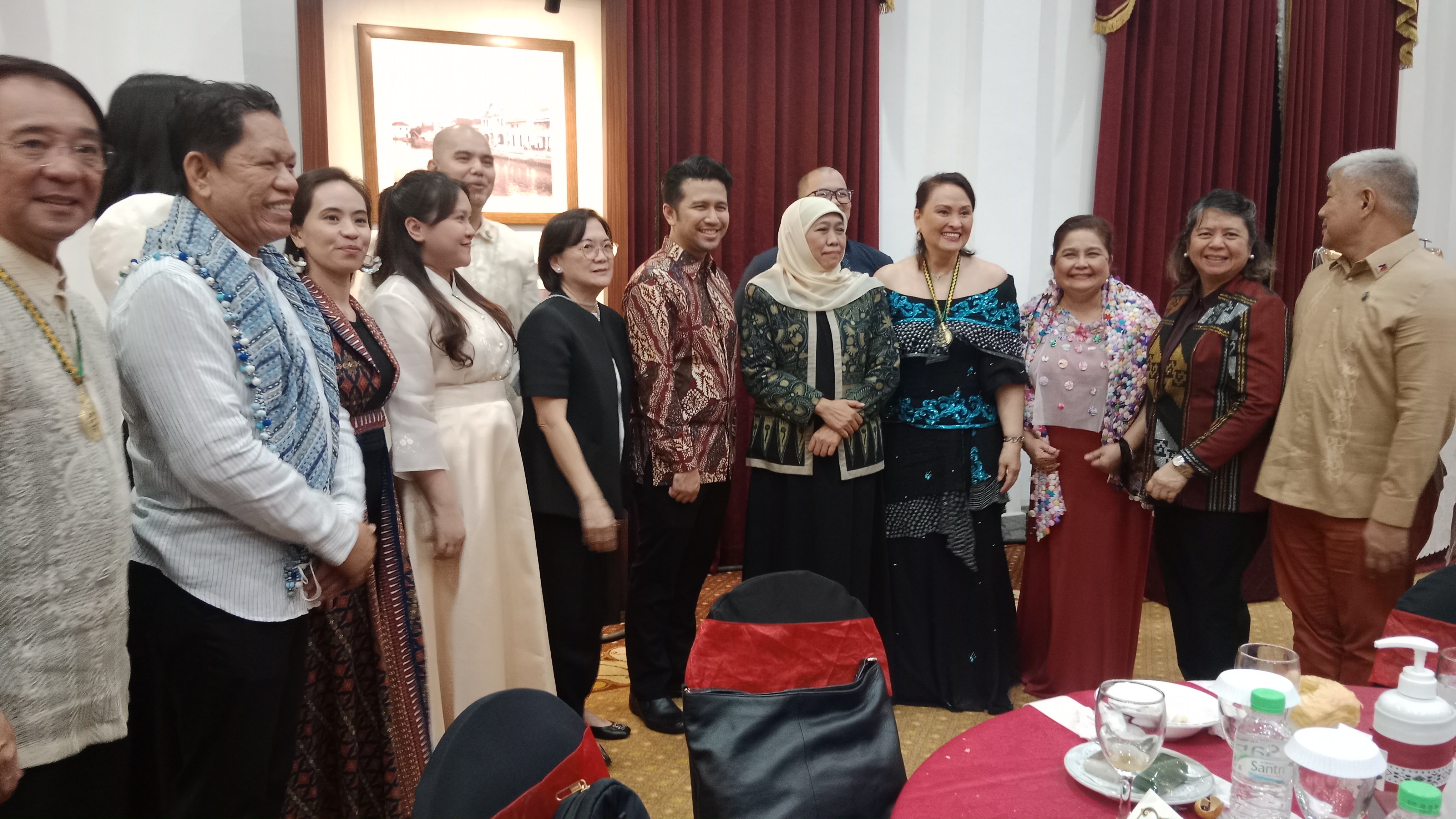 Gubernur Jawa Timur Khofifah Indar Parawansa dan Wakil Gubernur Emil Dardak saat menemui delegasi EAROPH world Congress di Gedung Negara Grahadi Surabaya, Kamis (6/10) malam. 