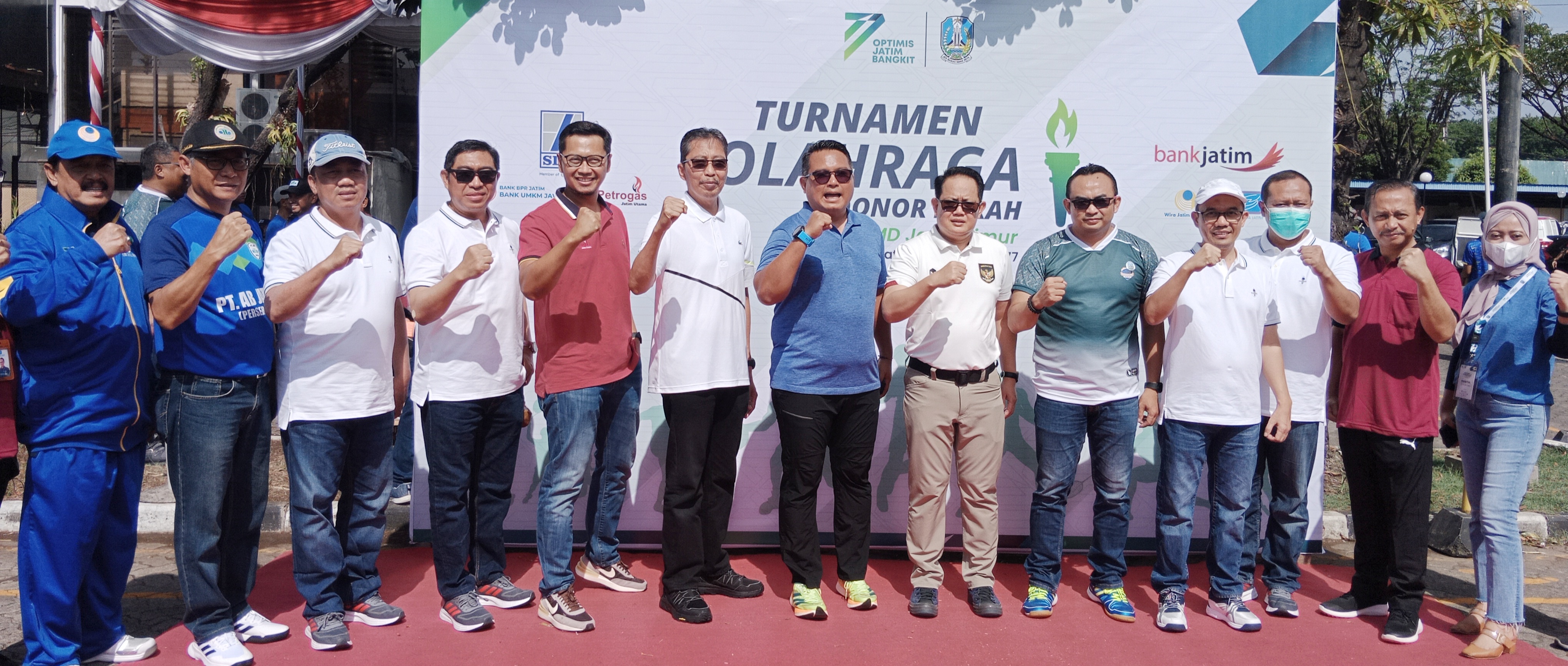 Sekdaprov Jatim Adhy Karyono membuka turnamen olahraga antar BUMD, donor darah serta pameran UMKM dalam rangka memperingati Hari Jadi ke-77 Provinsi Jawa Timur di Kawasan Industri SIER Sport Arena Surabaya, pada Sabtu, (8/10).   