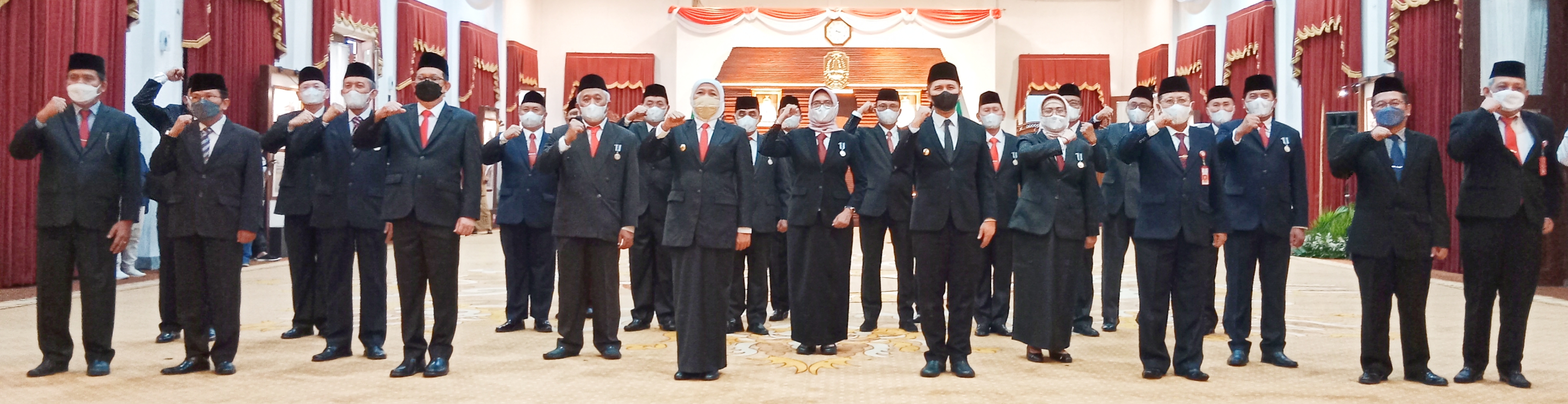 Sebanyak 20 Kepala OPD Pemprov Jatim, menerima penghargaan Jer Basuki Mawa Beya Perak berfoto bersama Gubernur Jawa Timur Khofifah Indar Parawansa di Gedung Negara Grahadi, Surabaya, Selasa (11/10/2022).