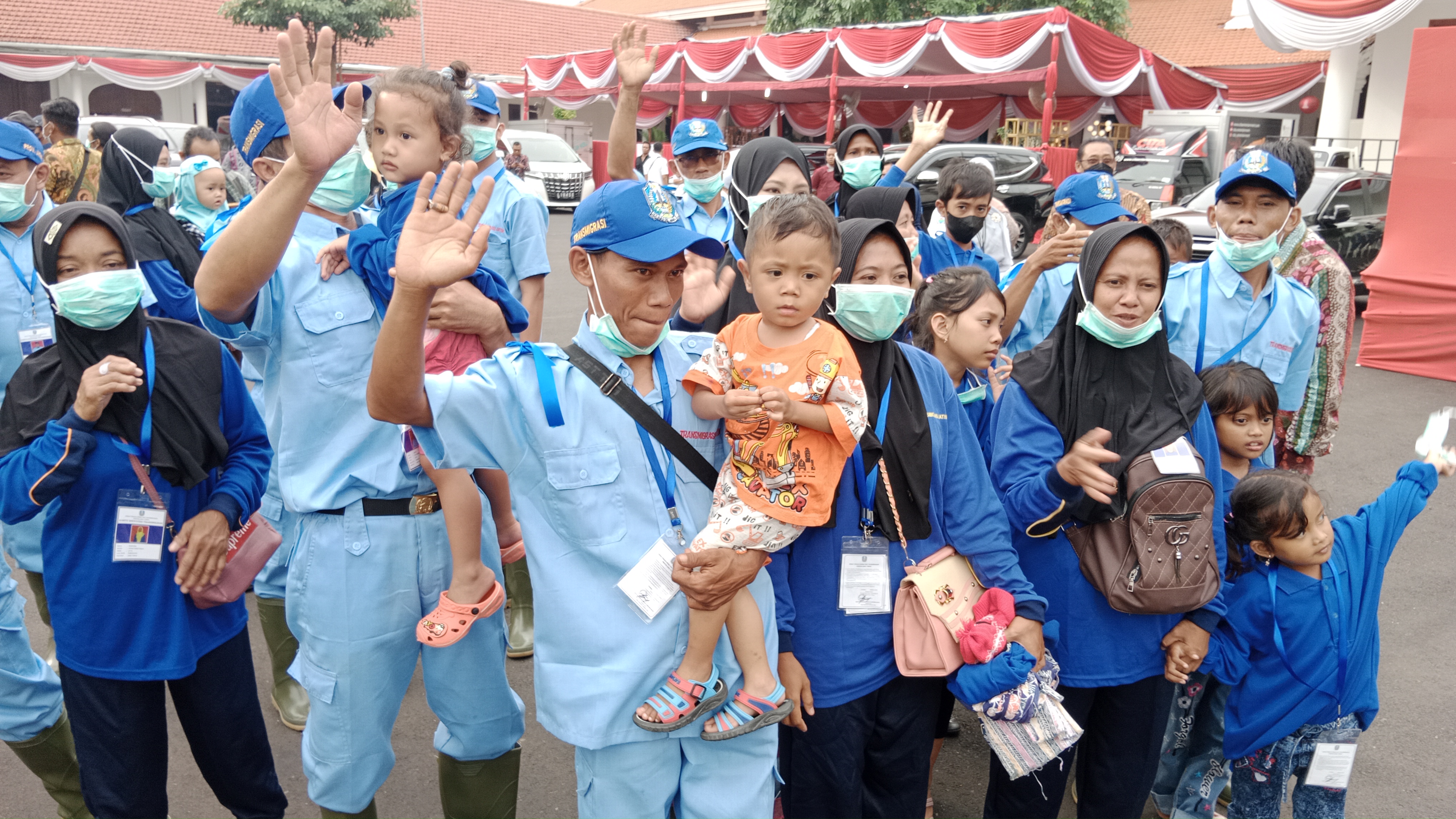 Sebanyak 121 warga Jawa Timur dari 37 keluarga mengikuti program transmigrasi menuju Sulawesi. Masing masing akan ke Sulawesi Tengah dan Sulawesi Tenggara. 

