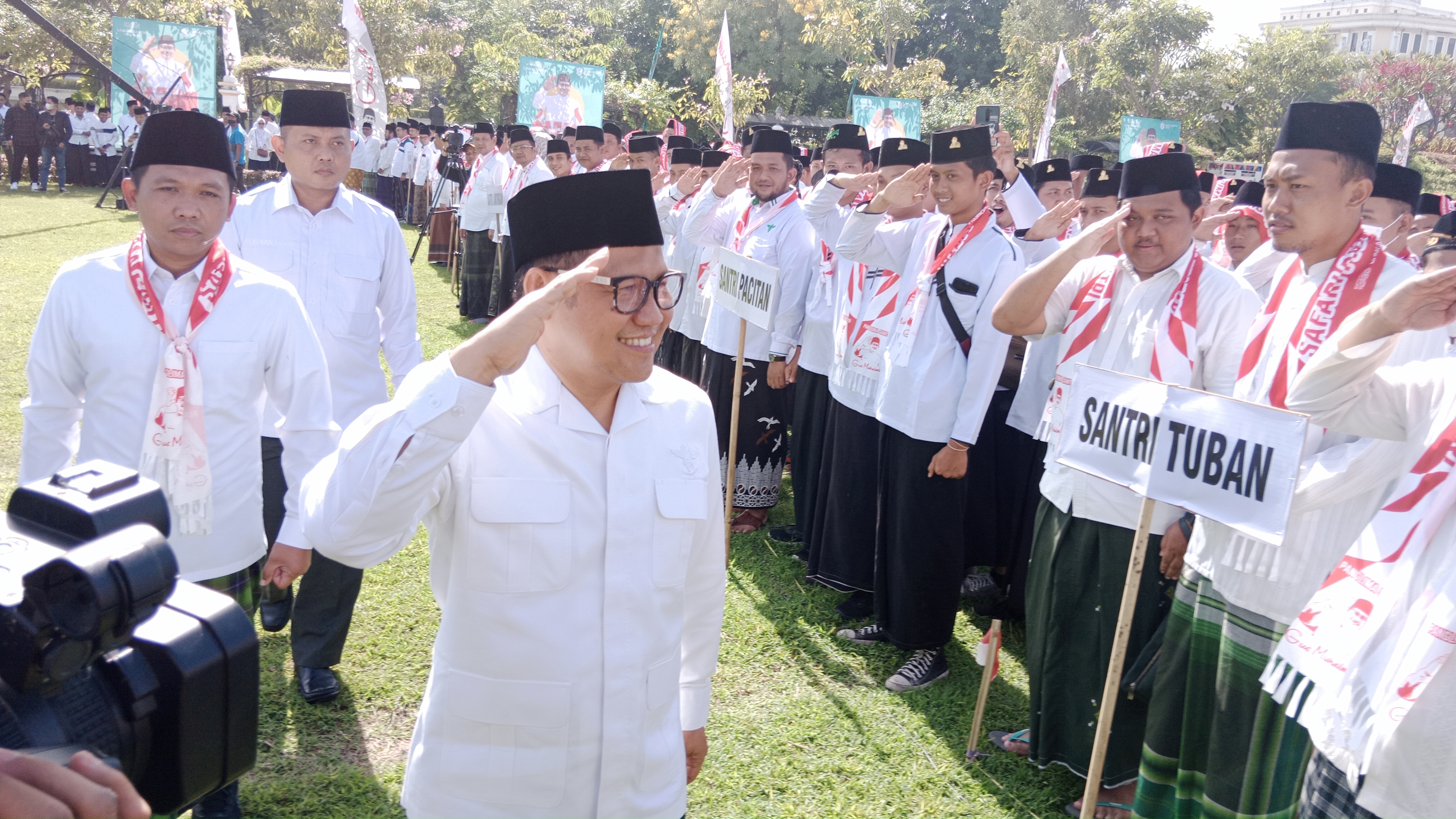 Muhaimin Iskandar (Gus Muhaimin) menyapa peserta apel akbar dalam rangka Peringatan Hari Santri Nasional2022 di halaman Tugu Pahlawan Surabaya, Jawa Timur, Sabtu (22/10/2022)