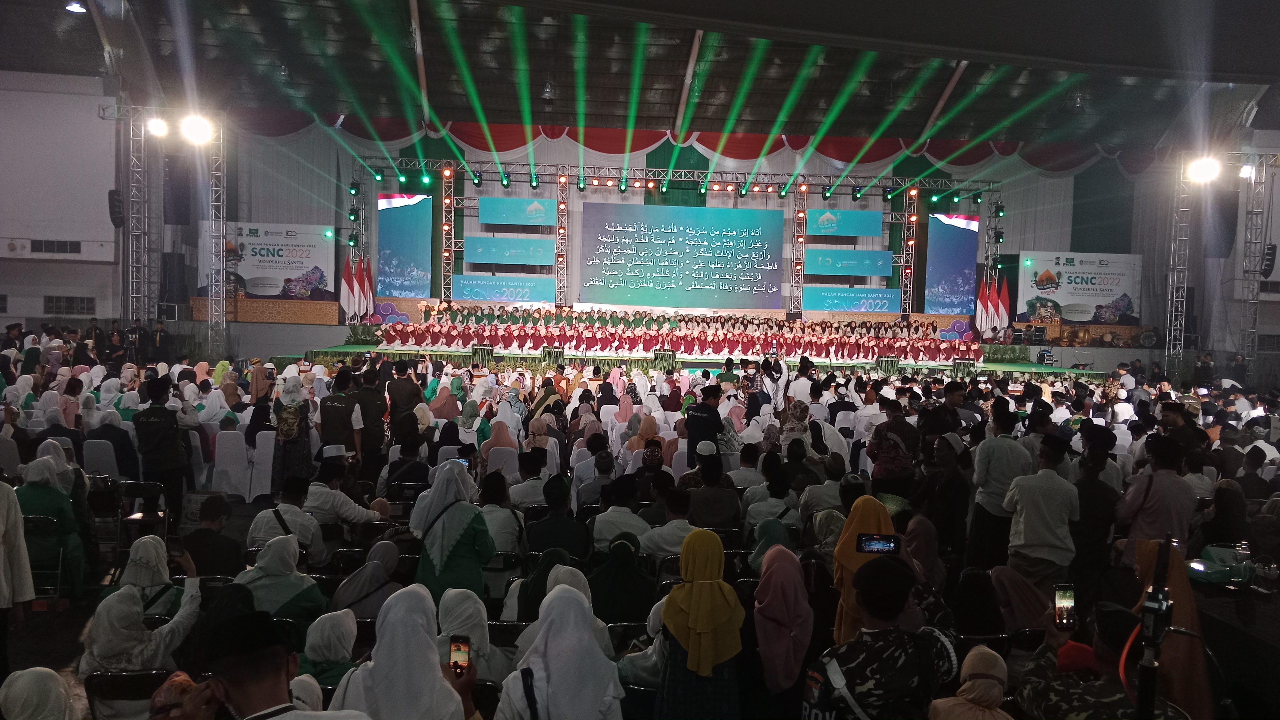 Puncak peringatan Hari Santri Nasional 2022 yang digelar Pengurus Wilayah Nahdlatul Ulama (PWNU) Jatim di Jatim Expo Surabaya, Sabtu (29/10/2022) malam,