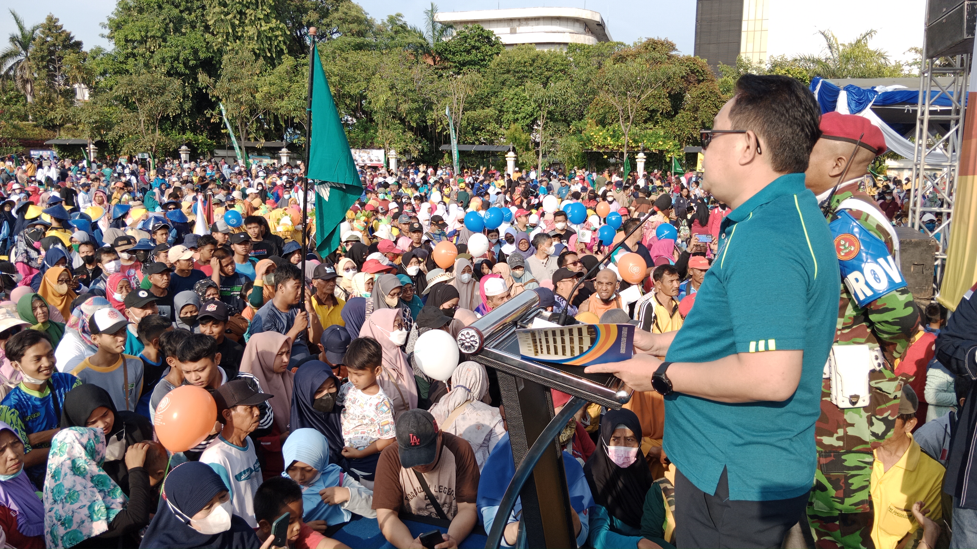 Adhy  Karyono saat Jalan Sehat Semarak Muktamar Muhammadiyah dan Aisyiyah ke-48 Kota Surabaya, di Tugu Pahlawan Surabaya, Minggu (30/10) pagi.