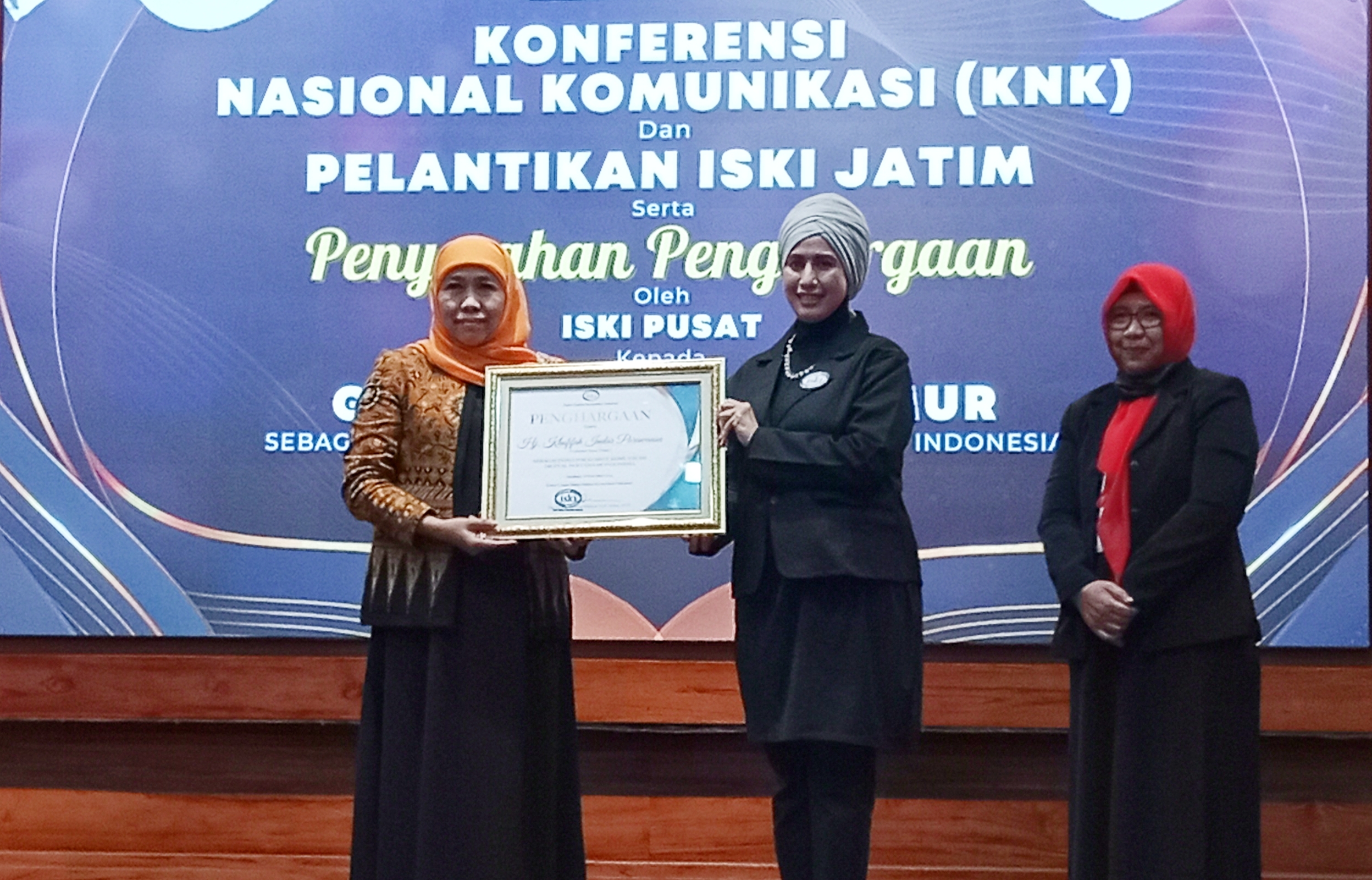 Gubernur Jawa Timur, Khofifah Indar Parawansa mendapat penghargaan dari ISKI Pusat sebagai Inisiator Komunikasi Digital Pertama di Indonesia, di Surabaya, Selasa (8/11/2022). 