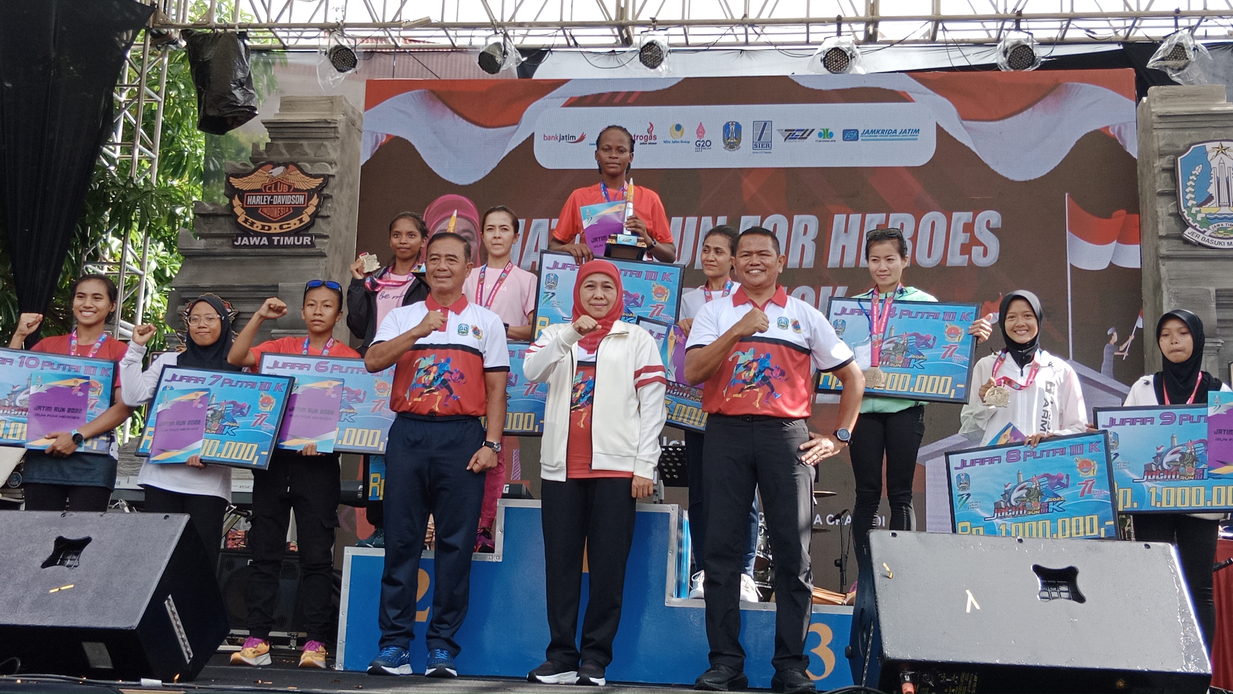 Gubernur Jawa Timur Khofifah Indar Parawansa bersama para  juara Gelaran Jatim Run for Heroes 2022 