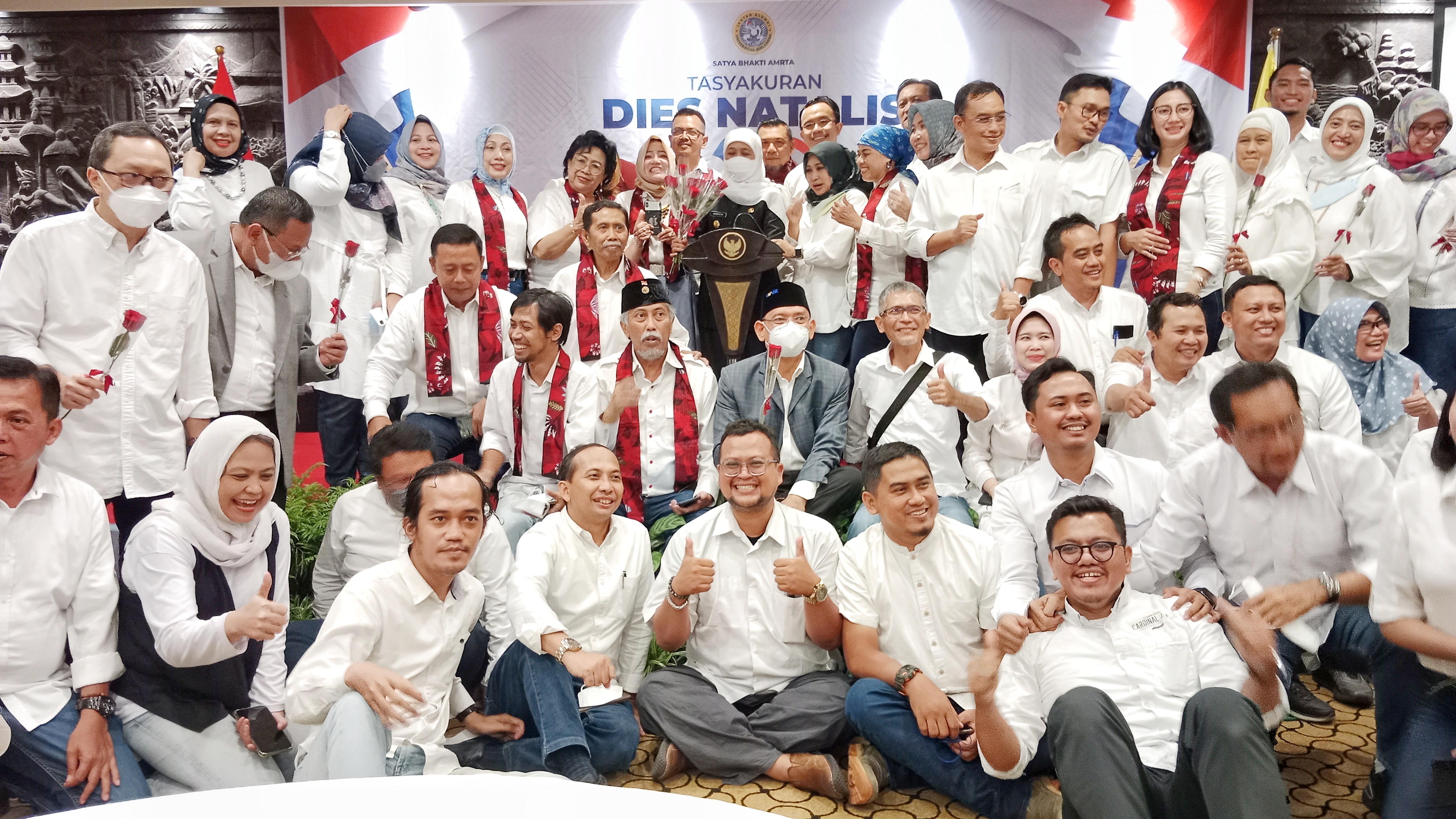 Gubernur Jawa Timur khofifah Indar parawansa saat menghadiri ulang tahun IKA UNAIR ke - 50 di Hotel Bumi, Kamis (10/11) 