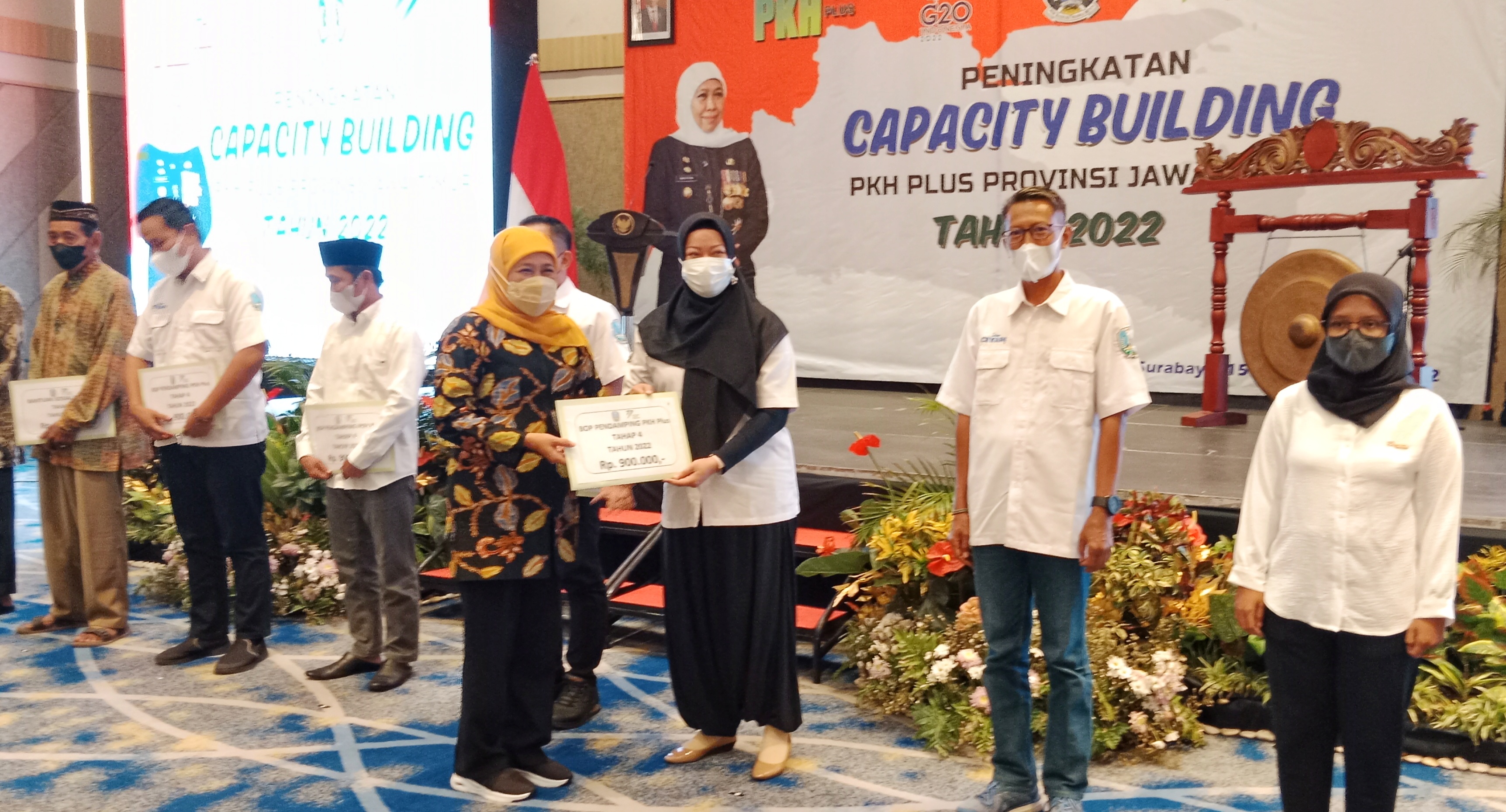 Gubernur Jawa Timur Khofifah Indar Parawansa pada acara PKH plus di Samator Hotel Surabaya. Selasa (15/11/2022) malam. 