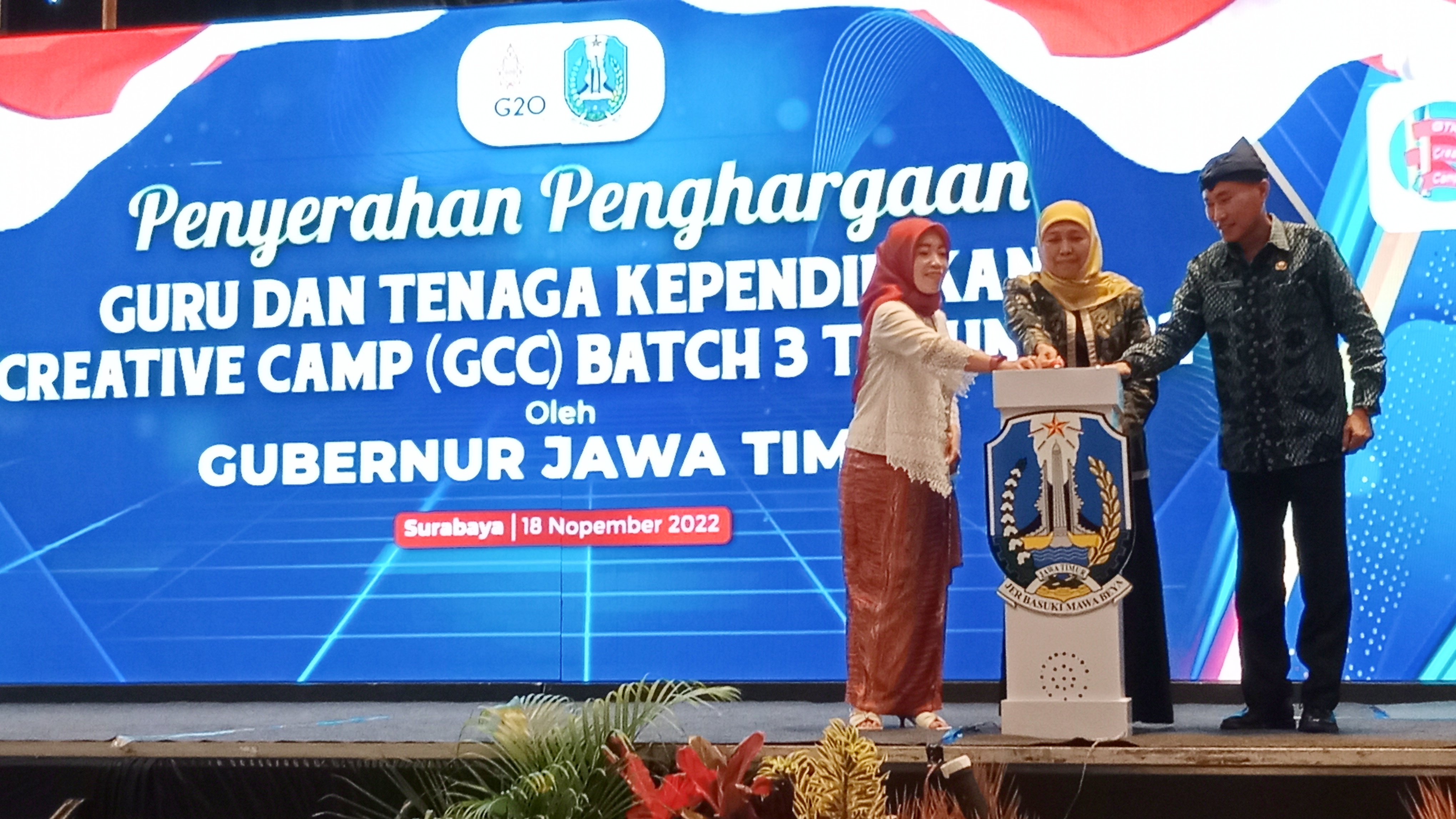 Gubernur Jawa Timur Khofifah Indar Parawansa dan Kadindiknas Jatim Wahid Wahyudi saat menutup Puncak ajang bergengsi tahunan tingkat provinsi, GTK Creative Camp (GCC) Batch 3 