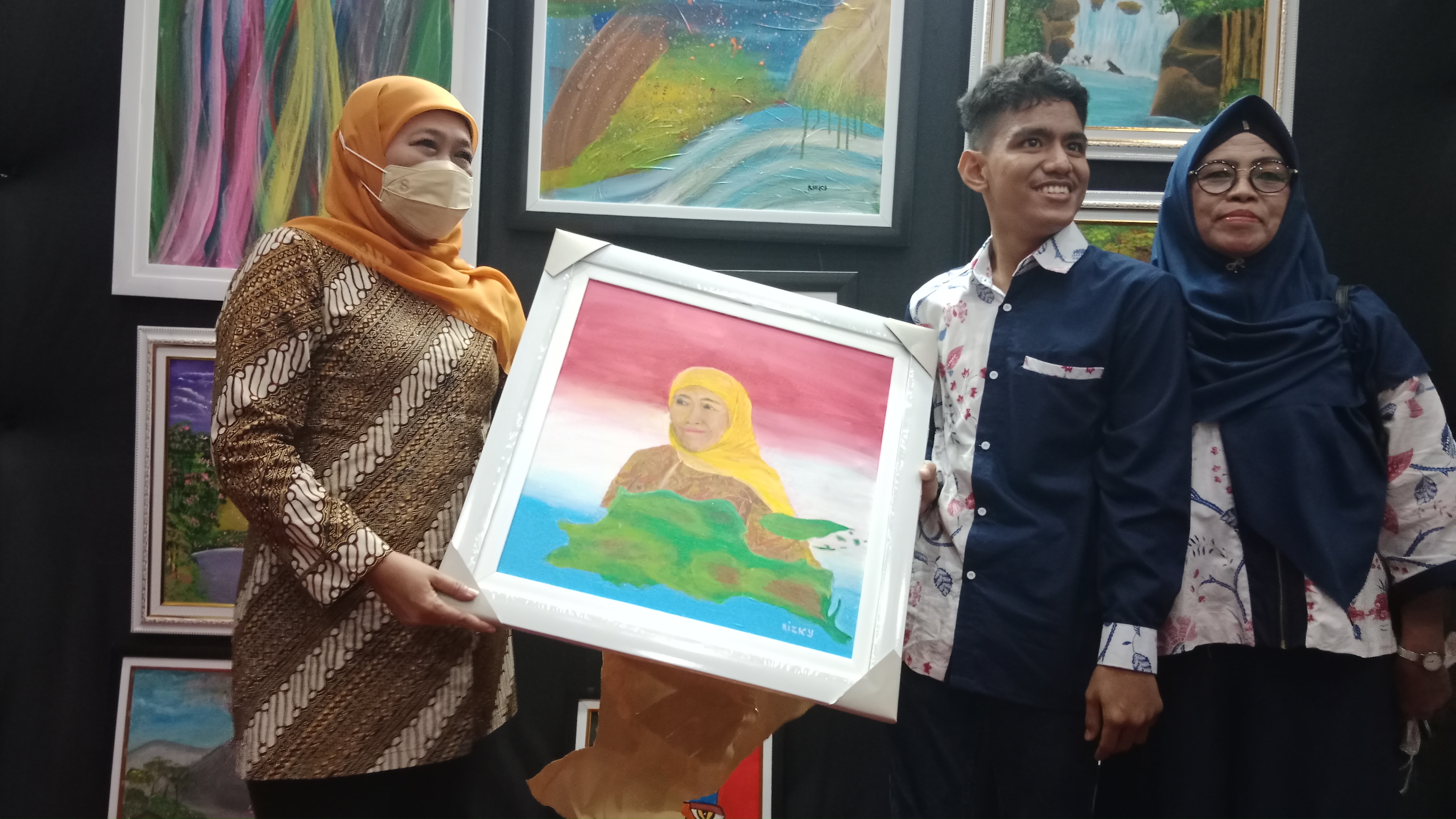 Gubernur Jawa Timur, Khofifah Indar Parawansa membuka Pasar Seni Lukis Indonesia (PSLI) XIII di Gedung Jatim Expo Surabaya, Jumat (18/11/2022).
