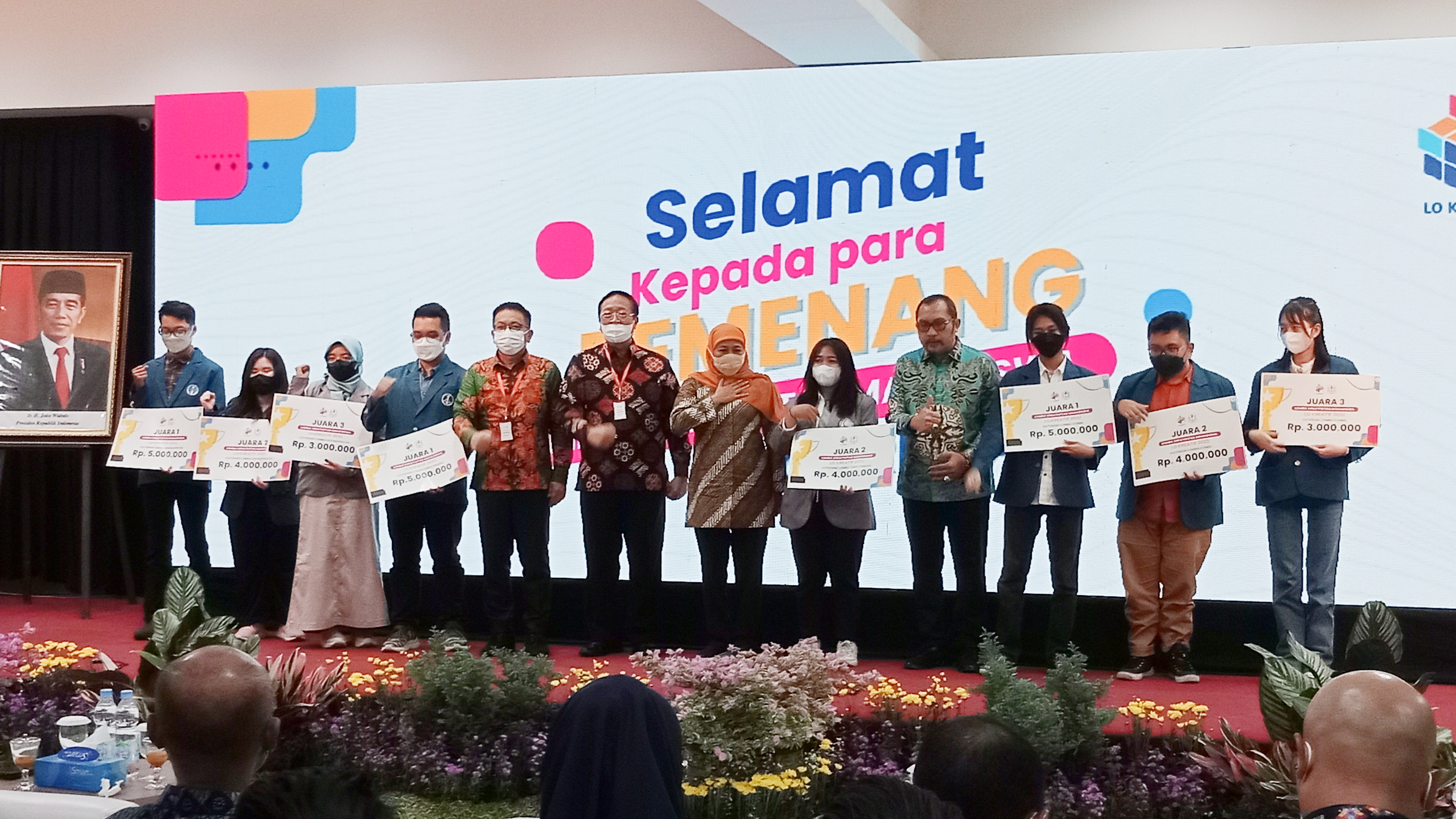 Gubernur Jawa Timur Khofifah Indar Parawansa berbagi resep dalam menjaga dan merawat kebhinekaan di Indonesia di hadapan mahasiswa dan dosen dari berbagai perguruan tinggi di Universitas Surabaya (UBAYA).