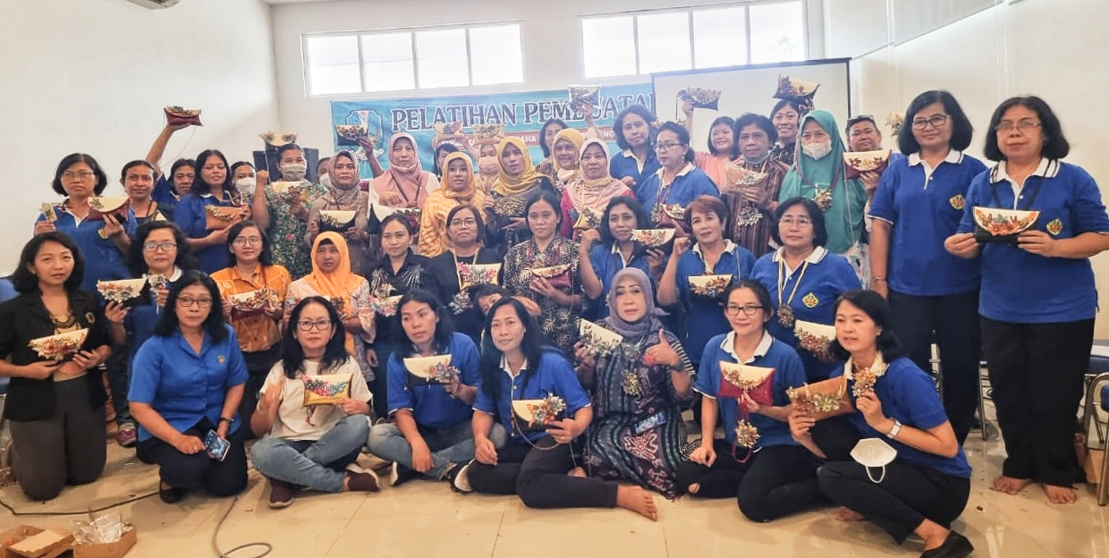 Politisi PDI Perjuangan Agatha Retnosari bersama puluhan ibu-ibu warga Surabaya dan sekitarnya usai pelatihan gratis membuat kerajinan mendesain tas perempuan di Gedung Widya Kartika Surabaya, Rabu (7/12) 