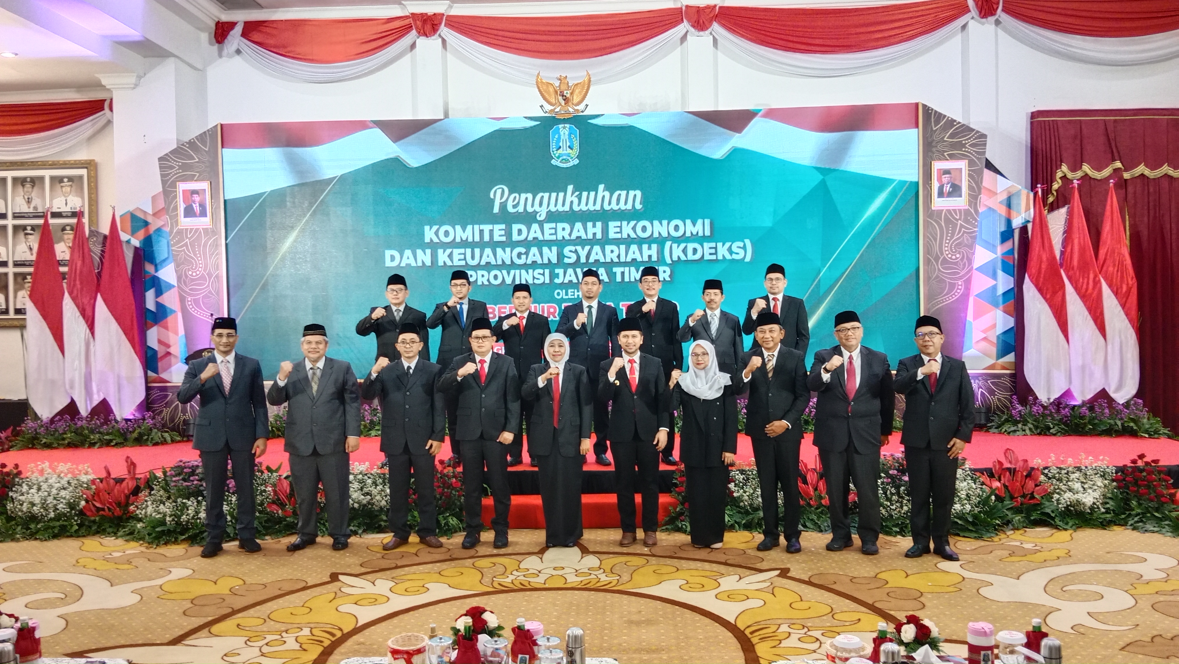 Gubernur Jawa Timur Khofifah Indar Parawansa mengukuhkan Komite Daerah Ekonomi dan Keuangan Syariah (KDEKS) untuk pertama kalinya di Jatim. Sebanyak 13 anggota manajemen eksekutif dikukuhkan di Gedung Negara Grahadi, Kamis (15/12). 