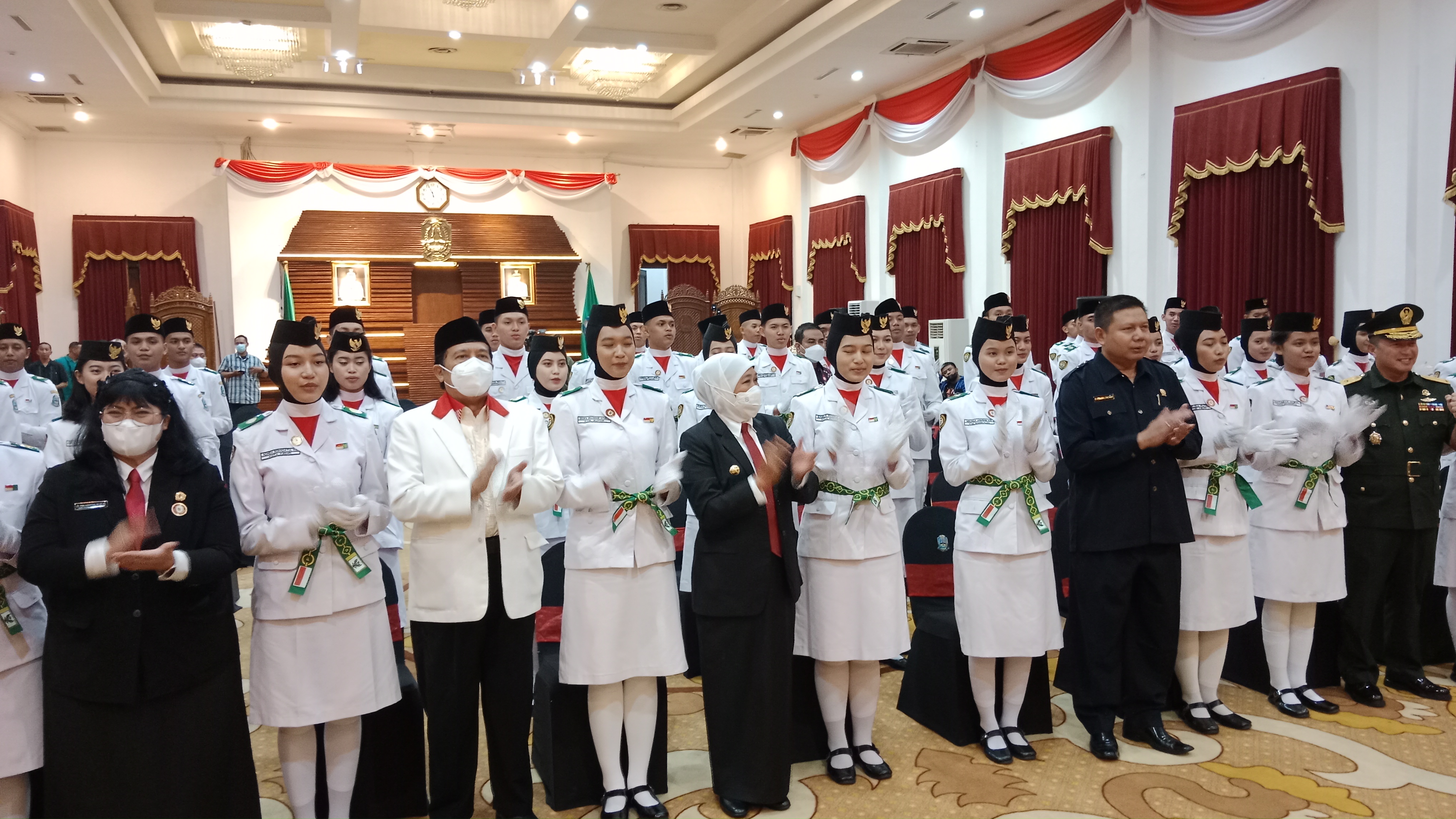 Sebanyak 1.147 purna paskibraka Jawa Timur tahun 2021 resmi dikukuhkan sebagai Duta Pancasila oleh Badan Pembinaan Ideologi Pancasila (BPIP), di Gedung Negara Grahadi Surabaya, Sabtu (17/12) sore.