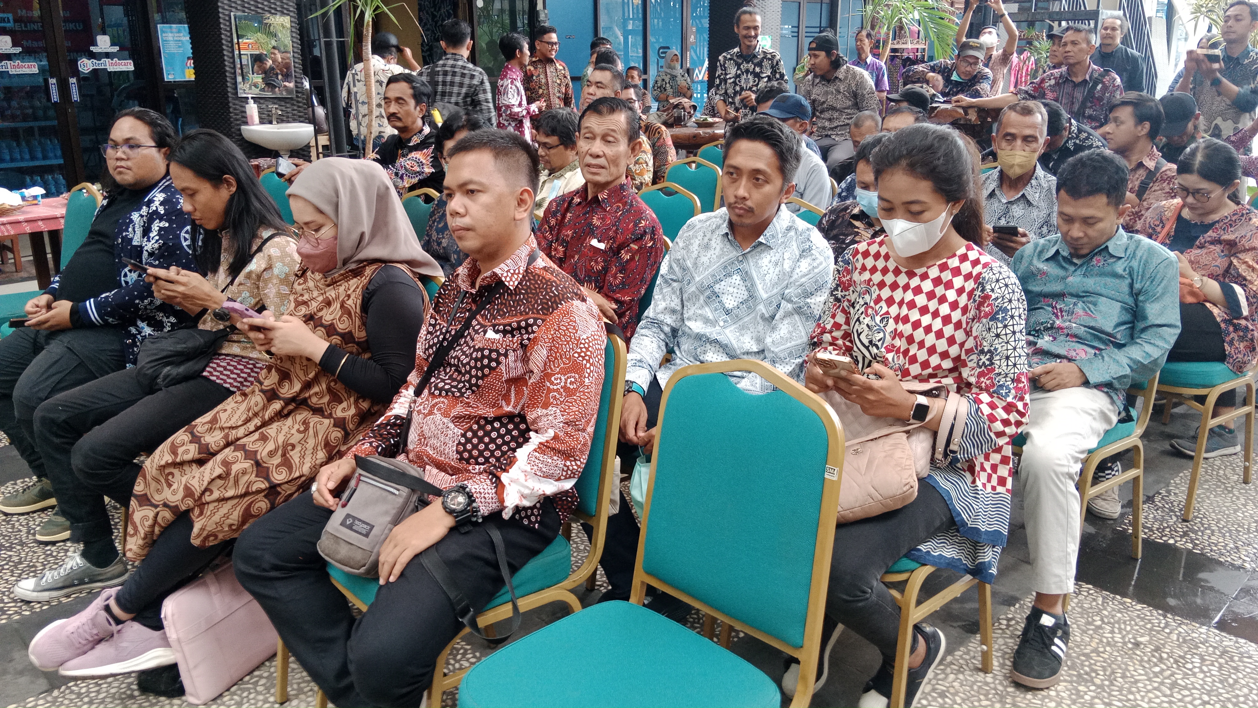 iro Administrasi Pimpinan Setda Prov Jatim bersama 60 wartawan anggota Pokja Prov Jatim melakukan Liputan Khusus ke Semarang, Provinsi Jawa Tengah, Selasa (20/12).