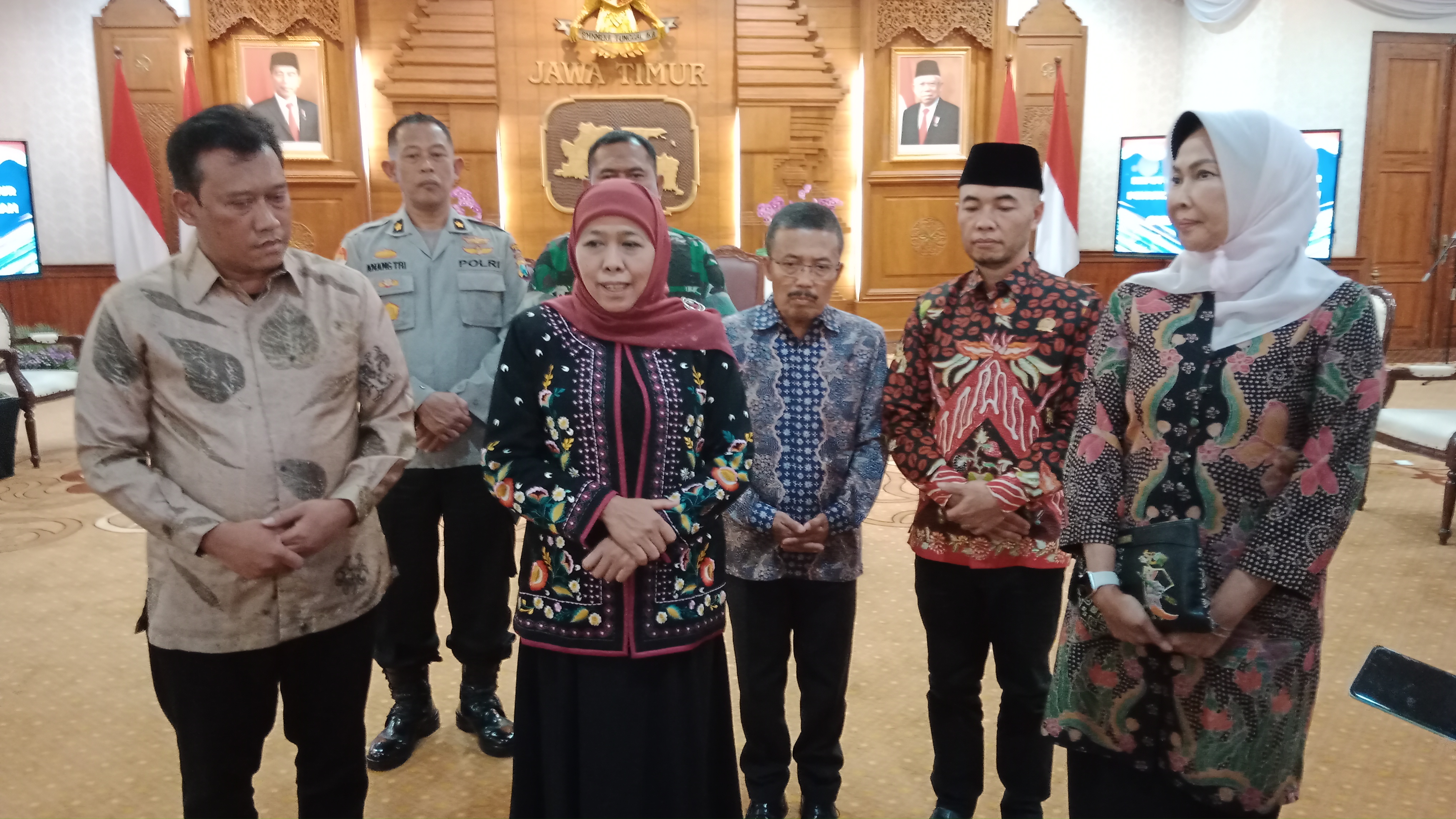 Gubernur Jawa Timur Khofifah Indar Parawansa memberikan keterangan pers usai secara resmi menyerahkan SK Penunjukan Plh Wali Kota Batu pada Zadim Effisiensi di Gedung Negara Grahadi, Senin (26/12/2022) malam.