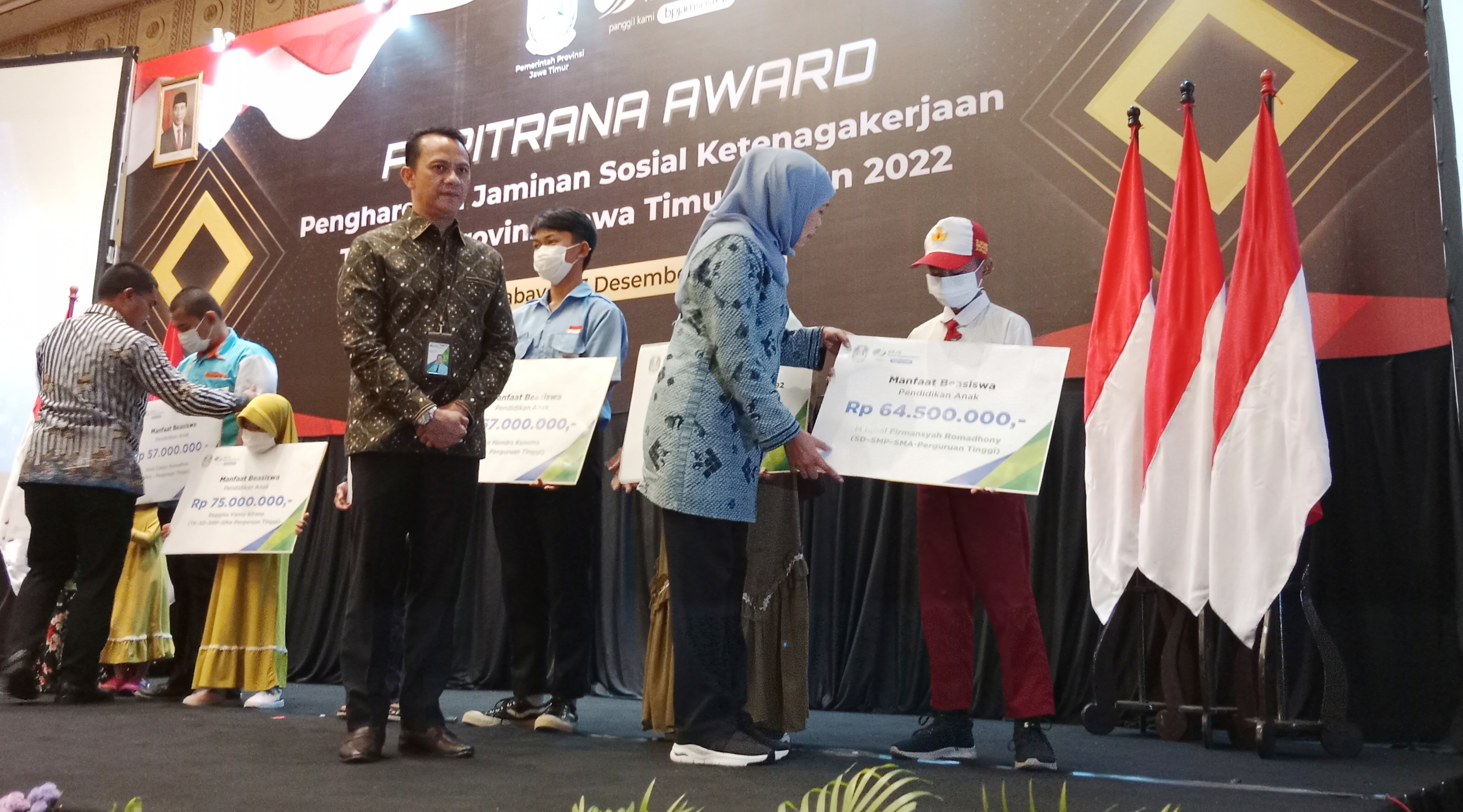 Gubernur Jawa Timur Khofifah menyerahkan santunan kepada ahli waris serta penghargaan Paritrana Award 2022 didampingi Deputy Direktur BPJS Ketenagakerjaan Jawa Timur, Deny Yusyulian, Selasa (27/12/2022).