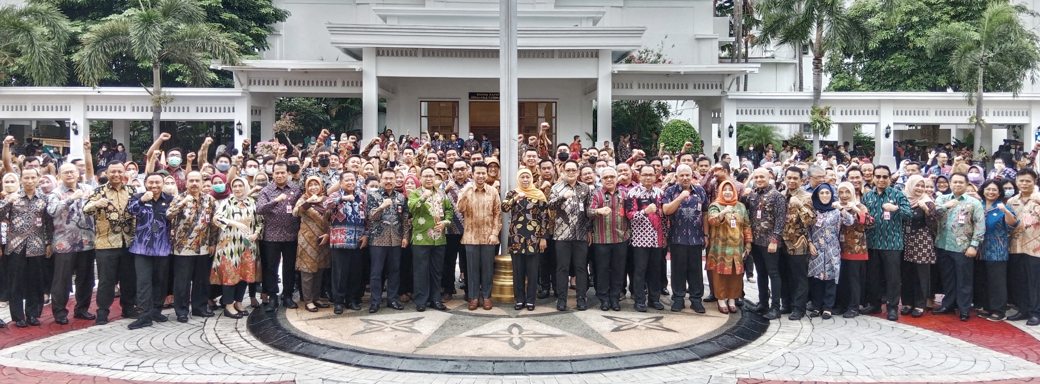 Gubernur Khofifah dan juga Wakil Gubernur Jatim Emil Elestianto Dardak berfoto bersama peserta Apel ASN terakhir di tahun 2022, di halaman Kantor Gubernur Jatim Jl. Pahlawan, Surabaya, Jumat (30/12/2022). 