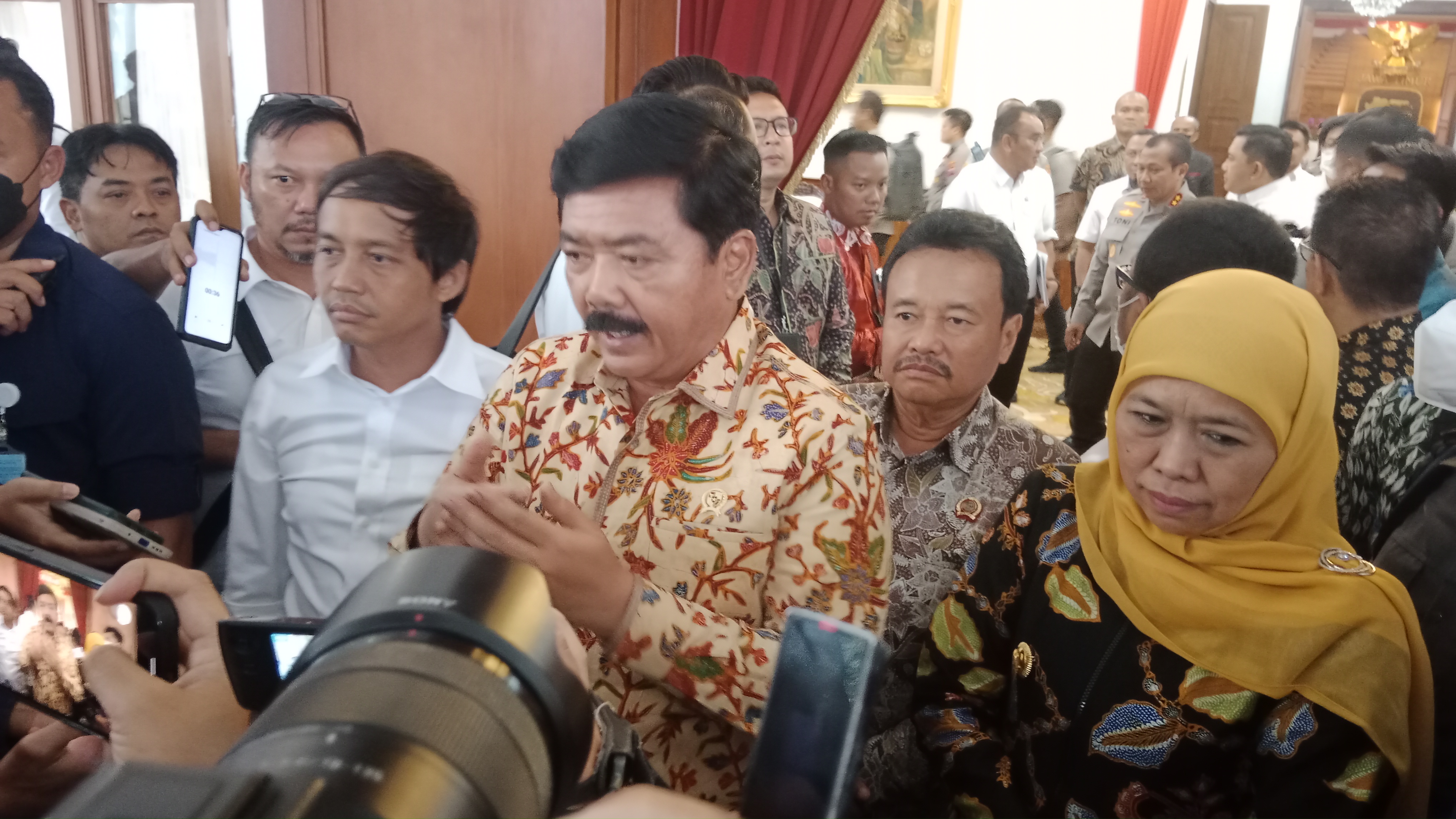 Menteri Agraria dan Tata Ruang/Kepala Badan Pertanahan Nasional (ATR/BPN) Hadi Tjahjanto usai rapat tindak lanjut penyelesaian persoalan IPT di Gedung Negara Grahadi, Kota Surabaya, Kamis (5/2/2023). 