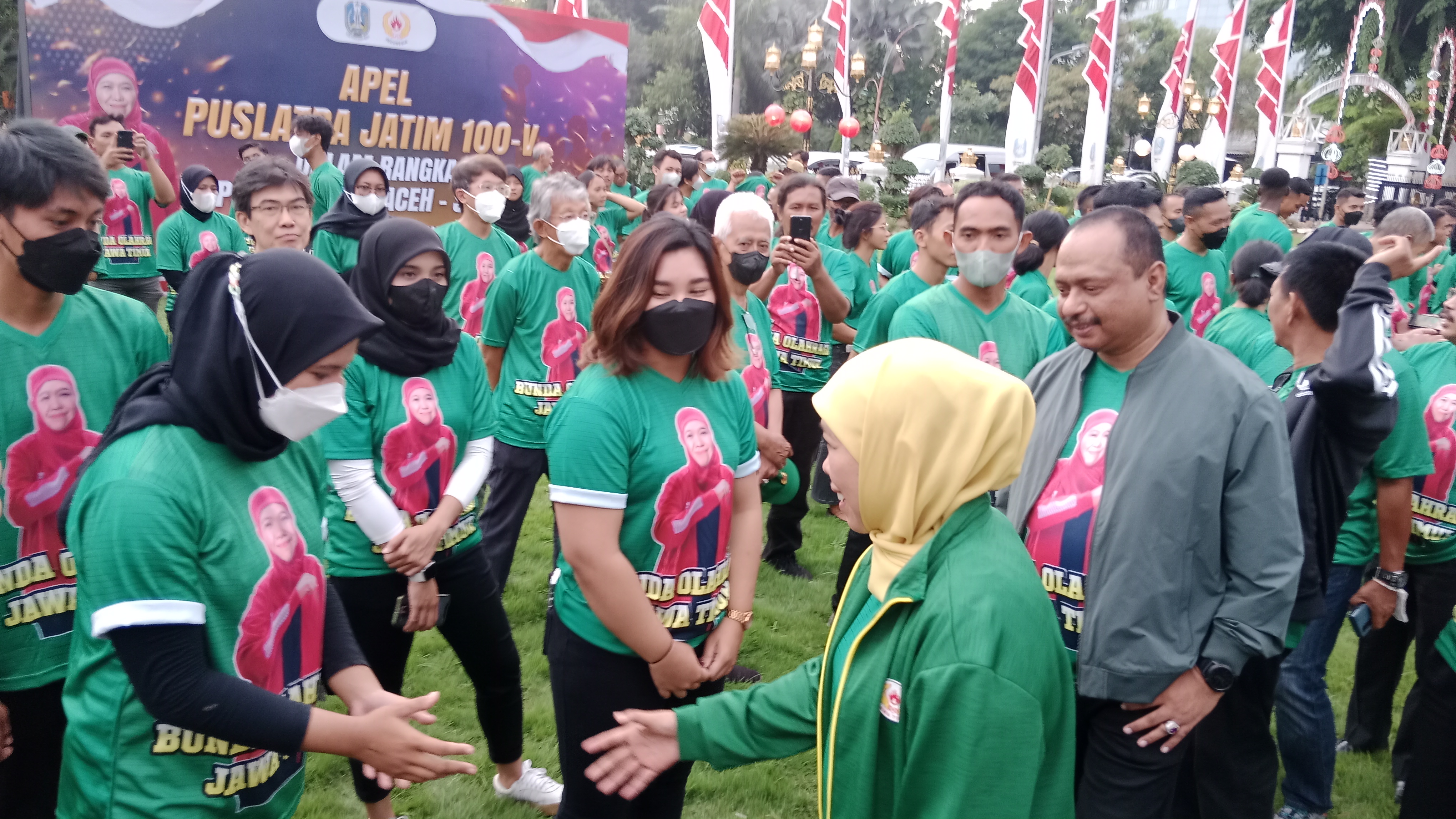 Gubernur Khofifah saat memimpin Apel peresmian Puslatda Jatim 100-V KONI Provinsi Jatim Tahun 2023 di halaman Gedung Negara Grahadi Surabaya, Jumat (6/1) sore.