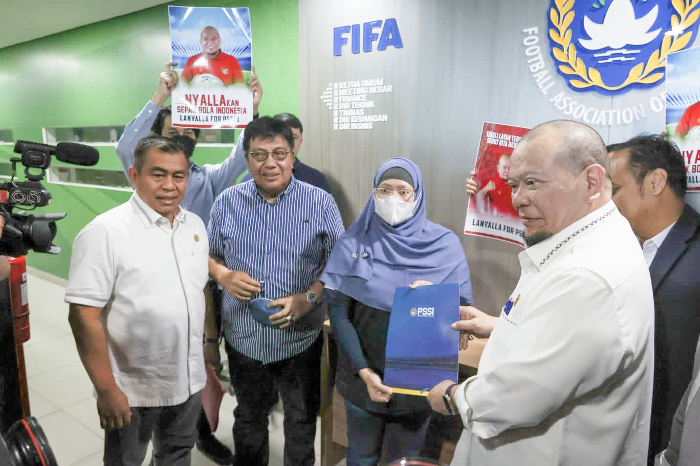 AA LaNyalla Mahmud Mattalitti meramaikan bursa Ketua Umum PSSI. Ketua DPD RI itu mendaftarkan diri usai salat Jumat. 