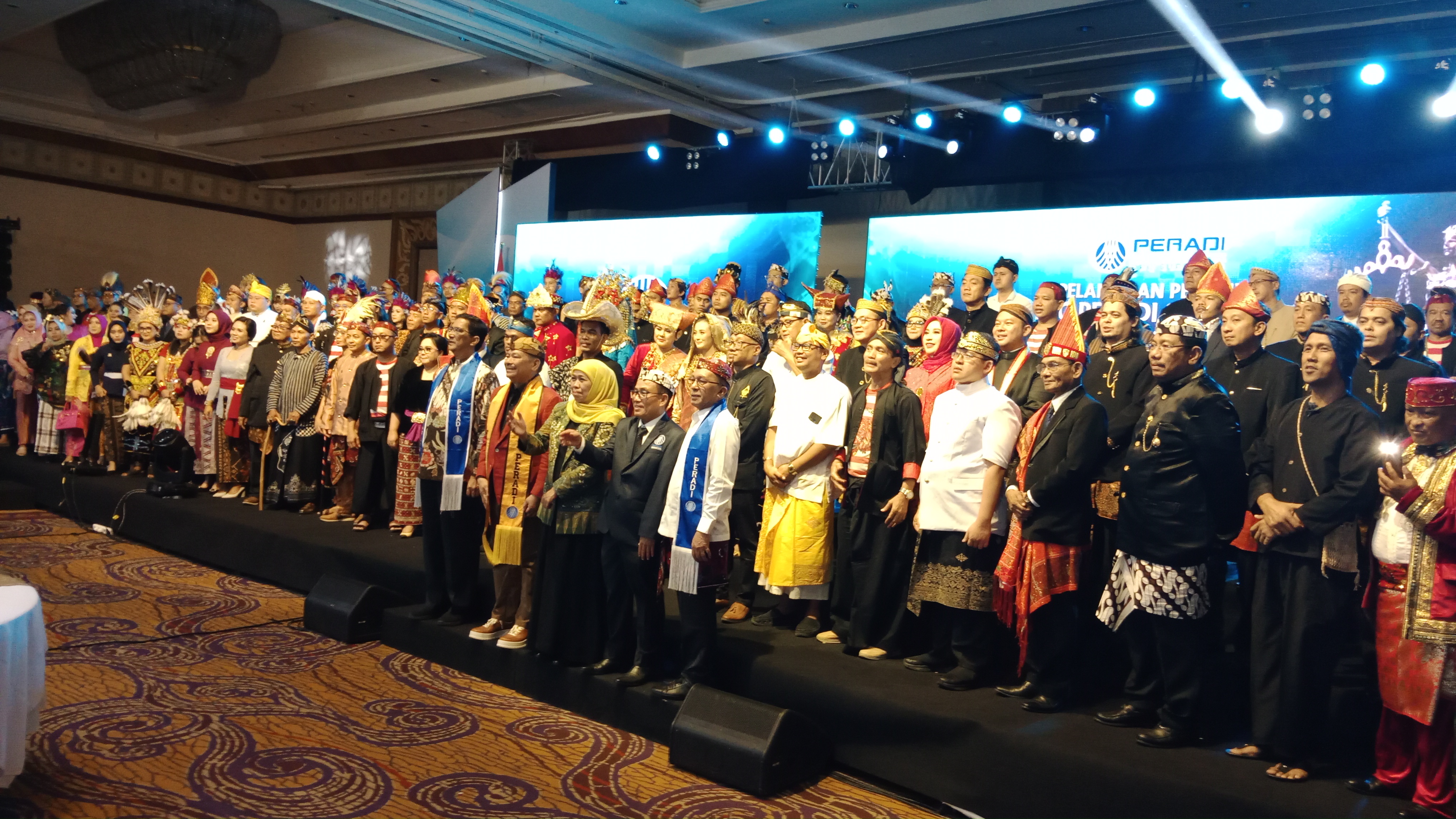 Gubernur Jawa Timur Khofifah Indar Parawansa hadir dalam pelantikan pengurus Dewan Pimpinan Cabang Perhimpunan Advokat Indonesia Surabaya masa jabatan 2022-2027 di Hotel Shangri-La Surabaya, Sabtu (14/1). 