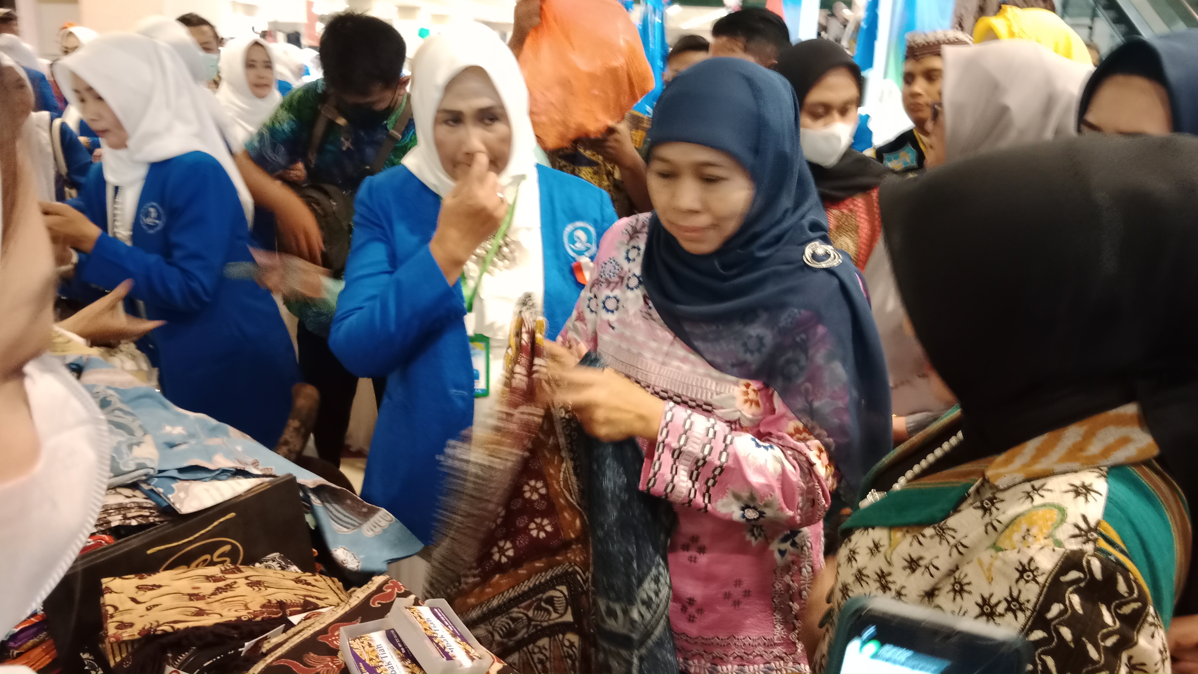 Gubernur Khofifah saat menghadiri Peringatan HUT ke-48 IWAPI di Grand City Mall Surabaya, Sabtu (11/2).