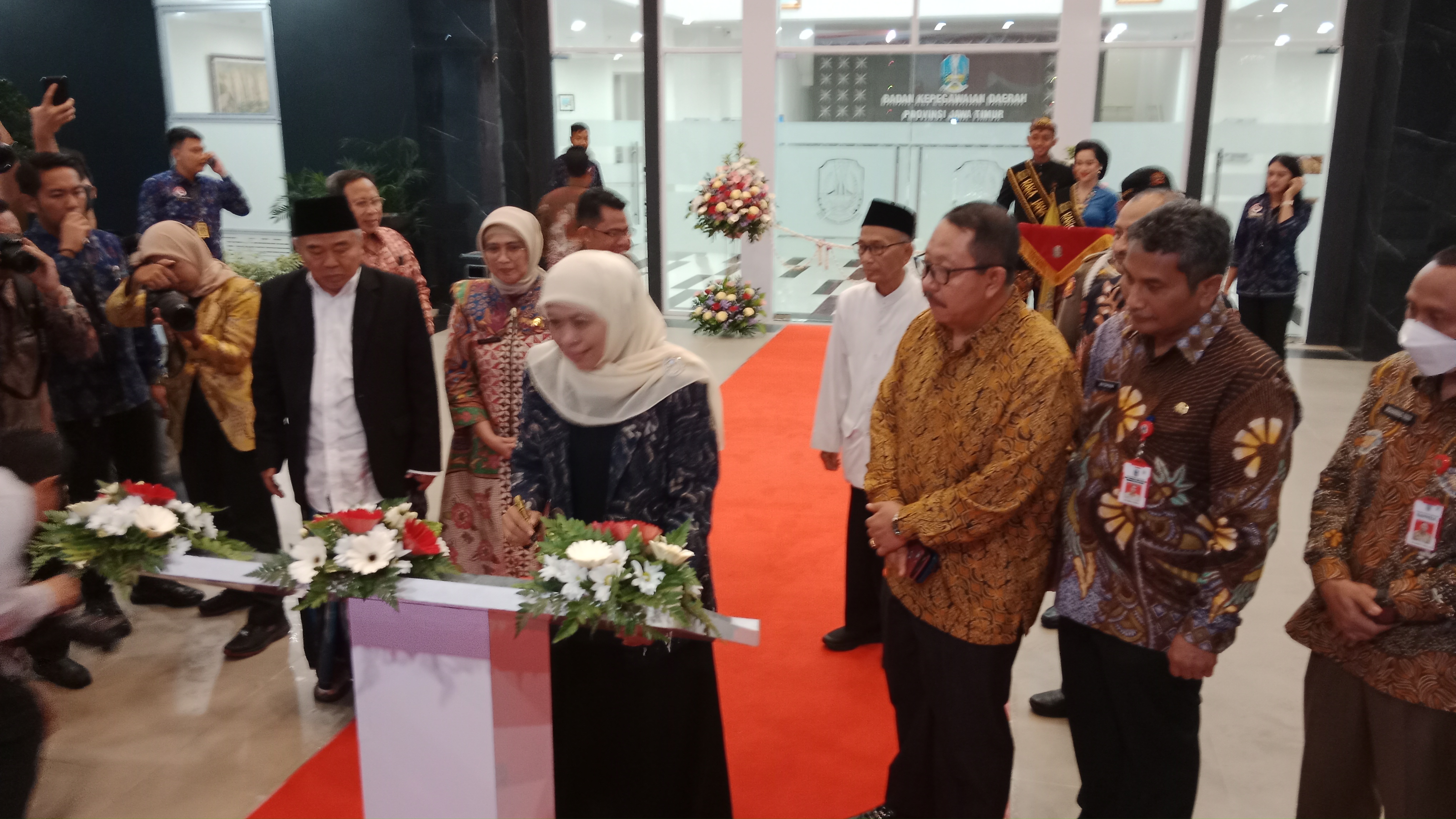 Gubernur Jawa Timur, Khofifah Indar Parawansa usai meresmikan gedung BKD provinsi Jatim, Senin (20/2). 