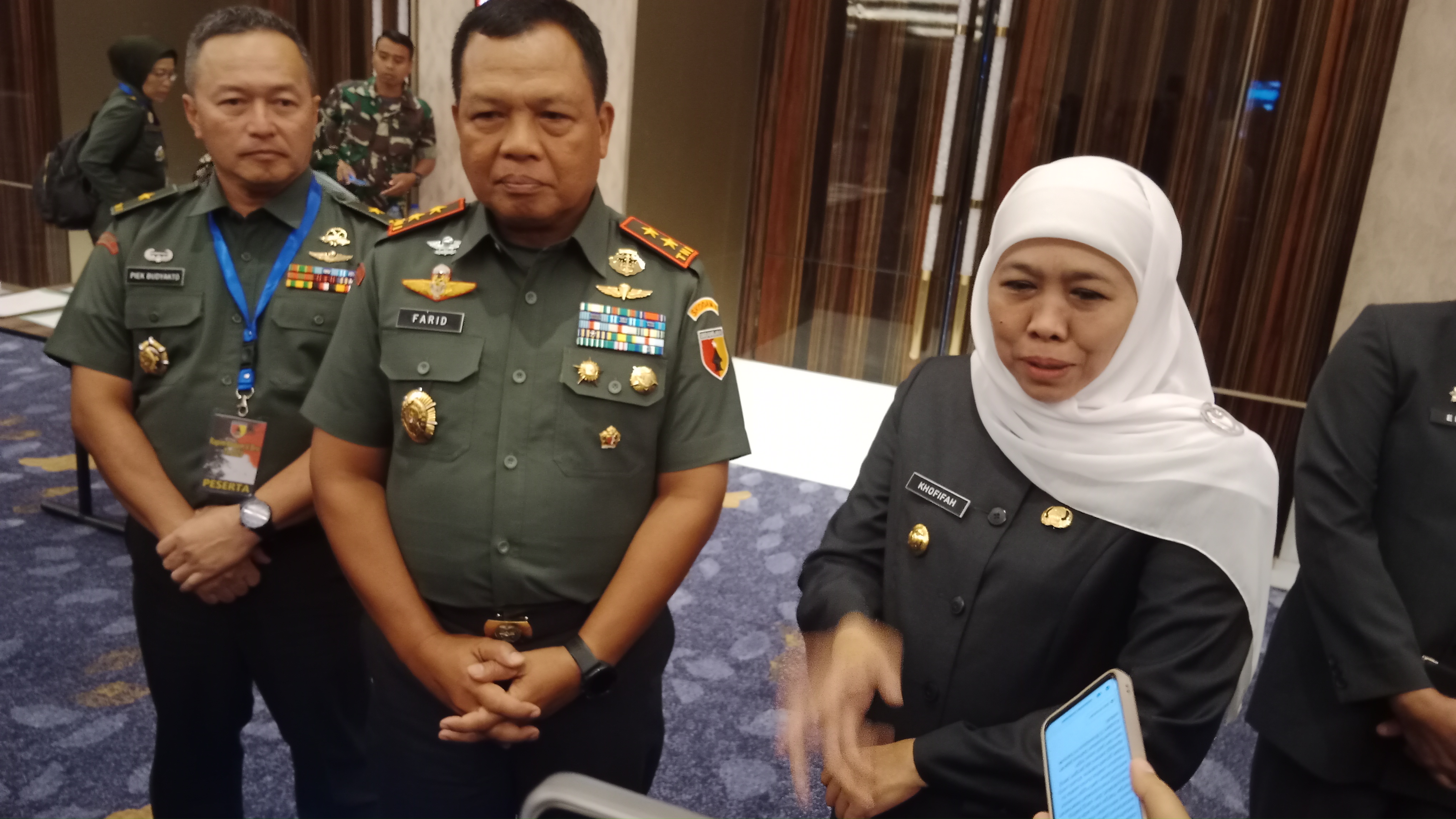 Gubernur Jawa Timur, Khofifah Indar Parawansa dan Pangdam V/Brawijaya, Mayjen TNI Farid Makruf saat memberikan keterangan pers usai Rapim Kodam V/Brawijaya TA 2023 di  Surabaya, Selasa (28/2).