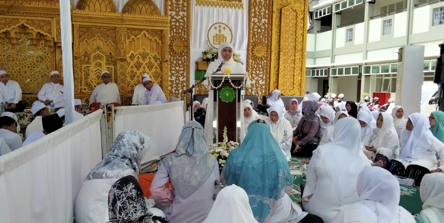 Gubernur Jatim Khofifah Indar Parawansa saat memberikan sambutan di acara Majlis Dzikir, Maulidurrosul SAW dan Haul Almaghfurlah KH. Abdul Wahab Turcham ke-28 di Komplek Sekolah Khadijah Jl Wonorejo Selatan IX/2 Rungkut Surabaya, Minggu (5/3/2023) siang.