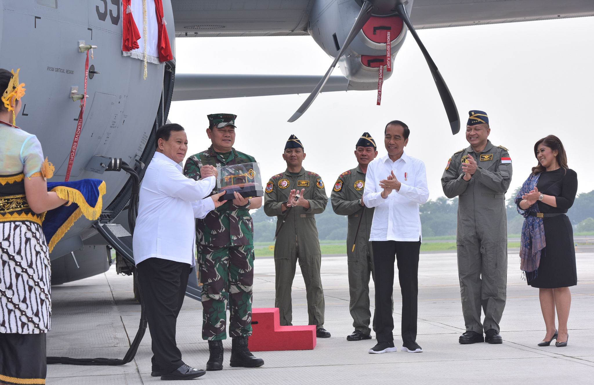 Presiden Jokowi menyaksikan penyerahan Pesawat C-130J-30 Super Hercules A-1339 dan A-1315, di Pangkalan TNI AU Halim Perdanakusuma, Jakarta, Rabu (08/03/2023). (Foto: Humas Setkab/Jay)

