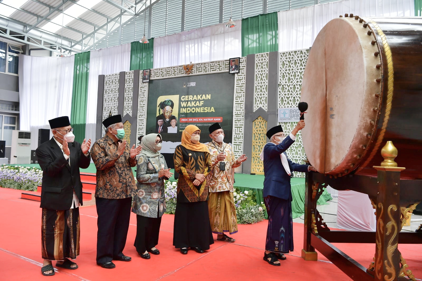 Gubernur Jawa Timur Khofifah Indar Parawansa mendukung penuh program Gerakan Wakaf Indonesia (GWI) yang diluncurkan Wakil Presiden RI KH Ma’ruf Amin di SMA Trensains Tebuireng, Kecamatan Ngoro, Kabupaten Jombang, Rabu (15/3) siang.