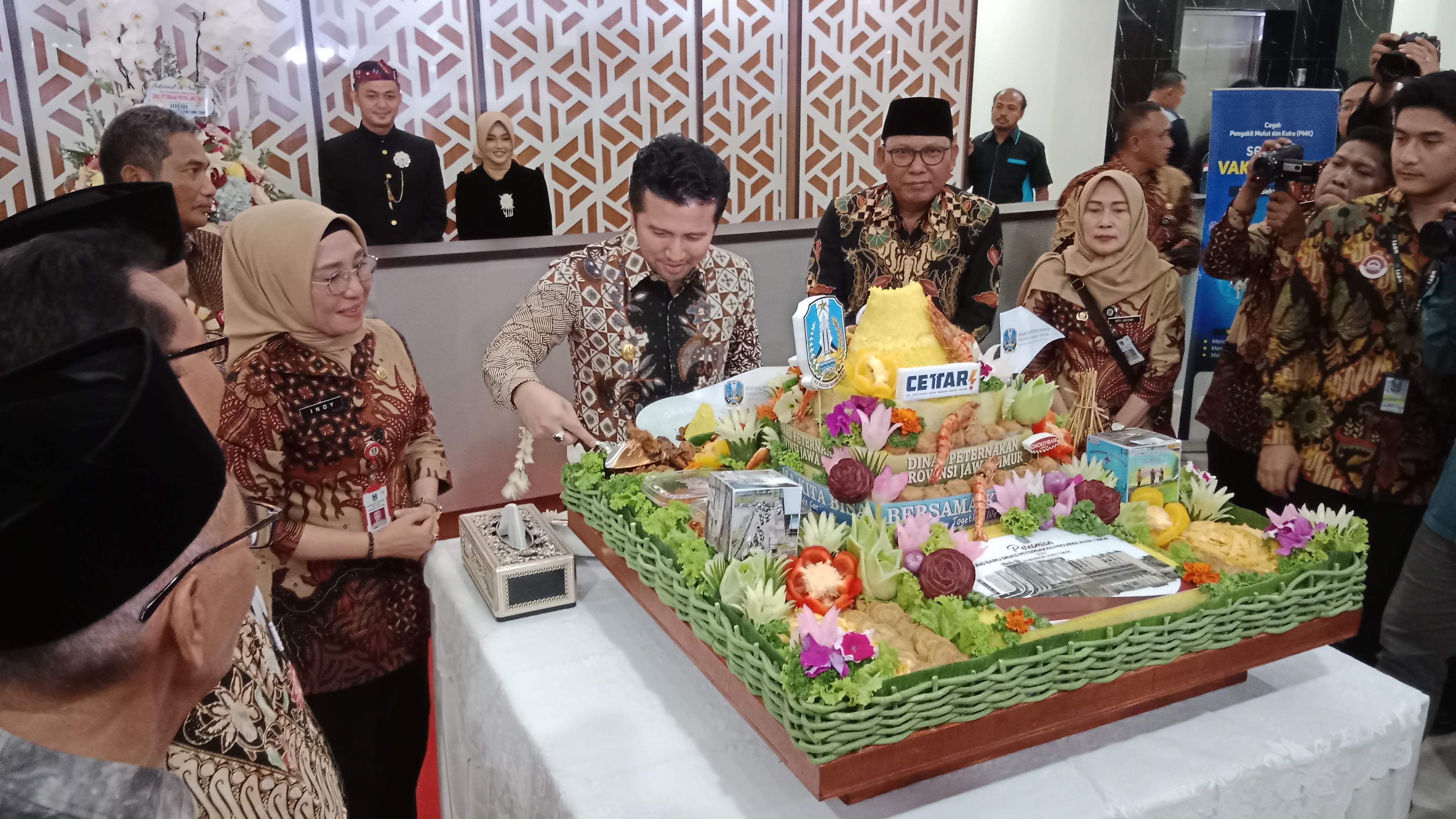 Wakil Gubernur Jawa Timur (Wagub Jatim), Emil Elestianto Dardak memotong tumpeng saat meresmikan gedung baru Dinas Peternakan Jatim di Surabaya, Kamis (16/3/2023).
