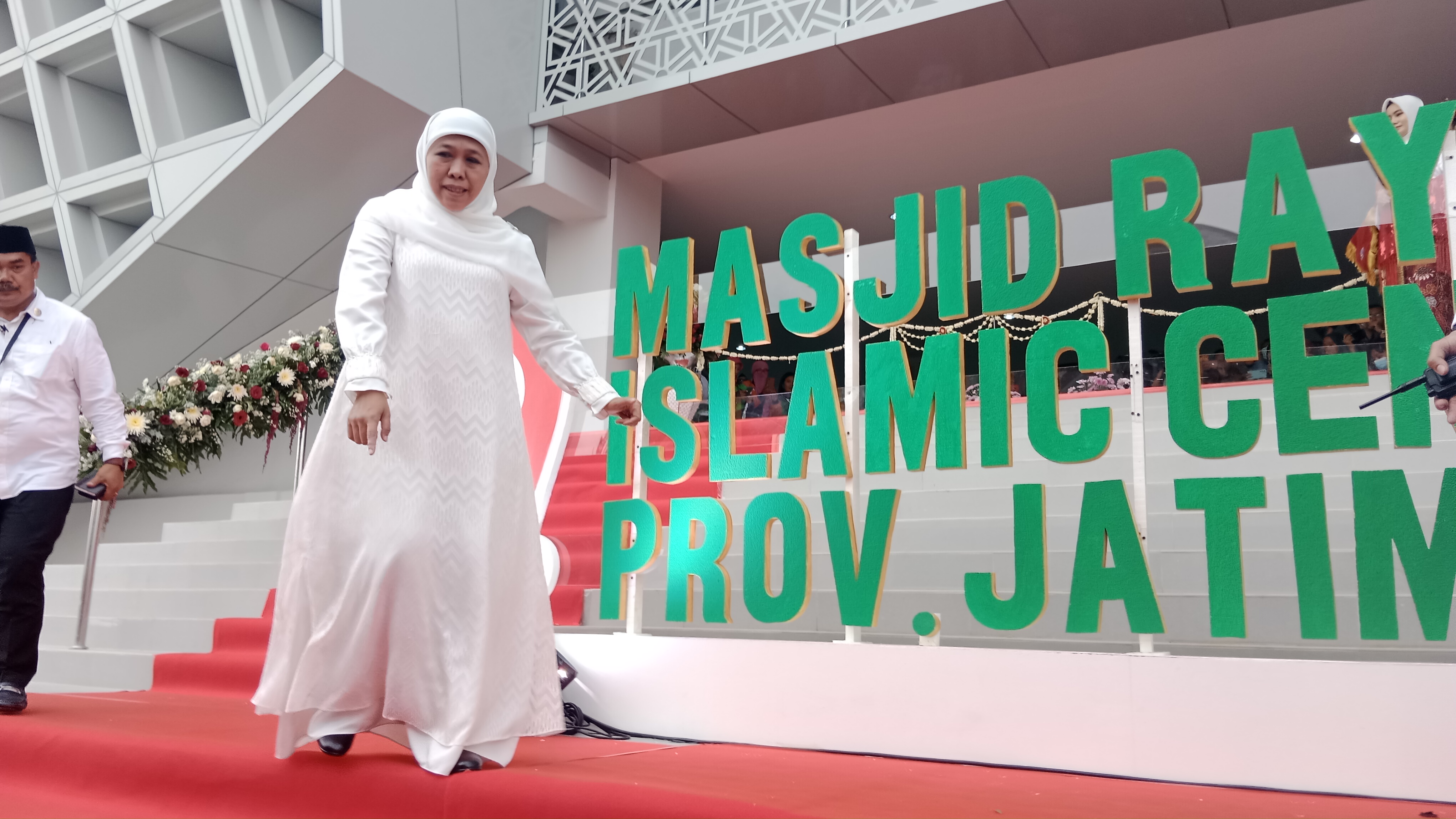 Gubernur Jawa Timur Khofifah Indar Parawansa meresmikan Masjid Raya Islamic Centre Jawa Timur yang terletak di Jl. Raya Dukuh Kupang No.122-124 Dukuhpakis, Surabaya, Sabtu (18/3) sore.