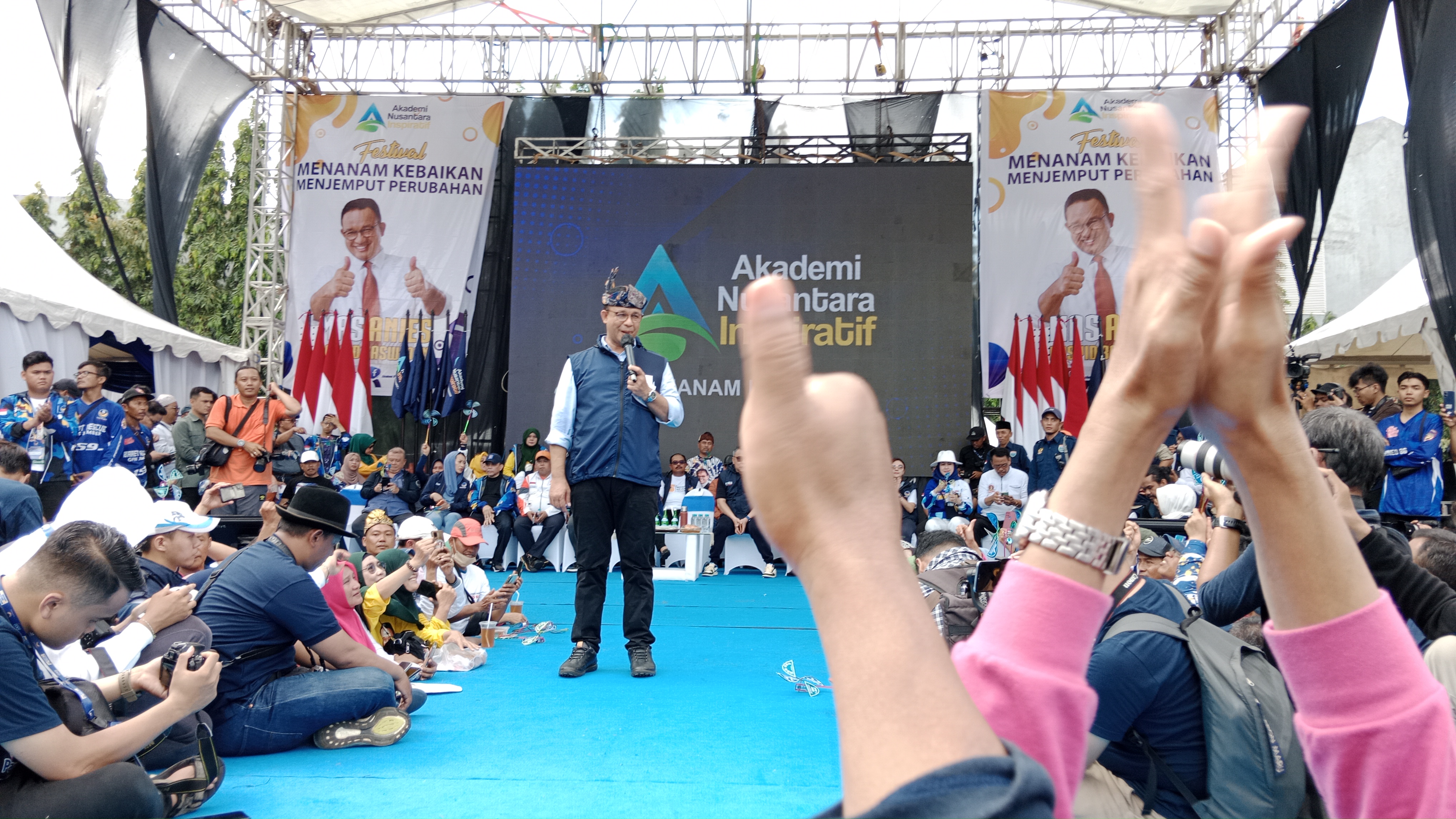 Pekik Anies Presiden 2024 menggaung di halaman Grand City Surabaya, Minggu (19/3/2023) pagi. 