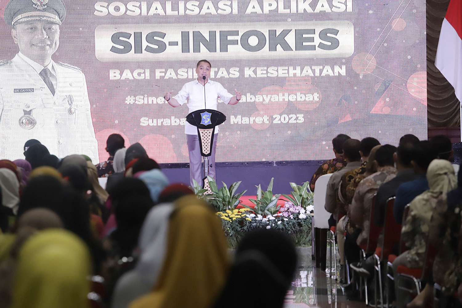 Wali Kota Surabaya Eri Cahyadi melakukan sosialisasi Sistem Informasi Kesehatan (Sis-Infokes), di Graha Sawunggaling, Jumat (31/3/2023) 