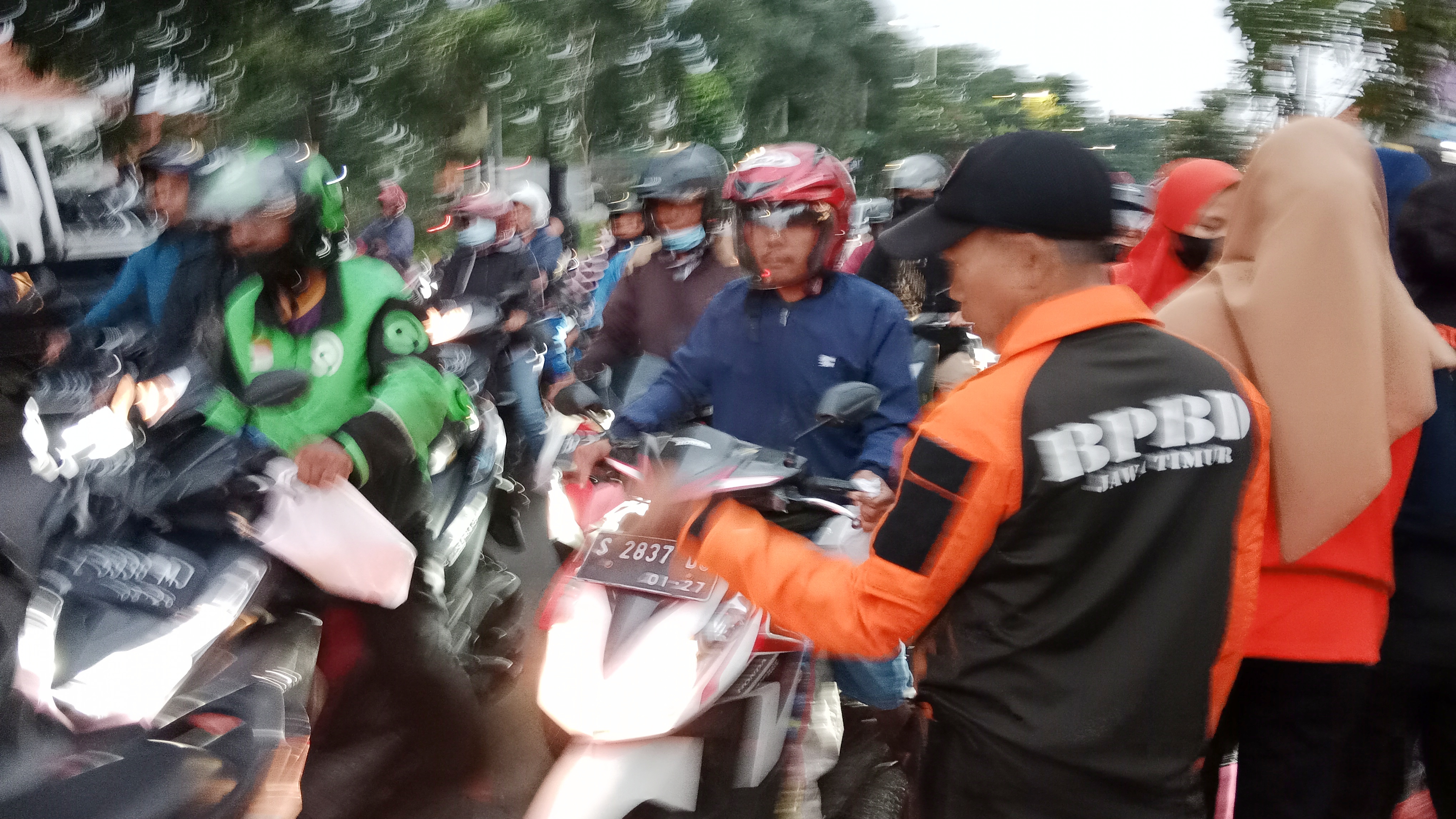BPBD Jatim dan Wartawan Pokja Grahadi Bagikan Ta’jil Gratis