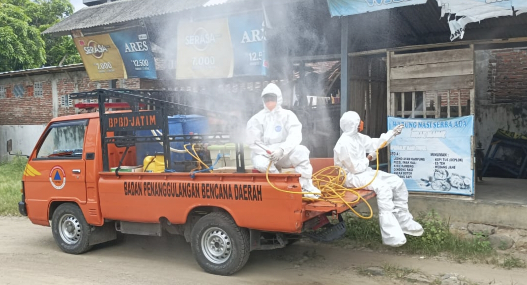 Tim BPBD Jatim bersama stakeholder terkait melakukan penyemprotan disinfektan di Kabupaten/Kota Mojokerto pada Selasa (4/4) dan di Kabupaten Trenggalek, Rabu (5/4).