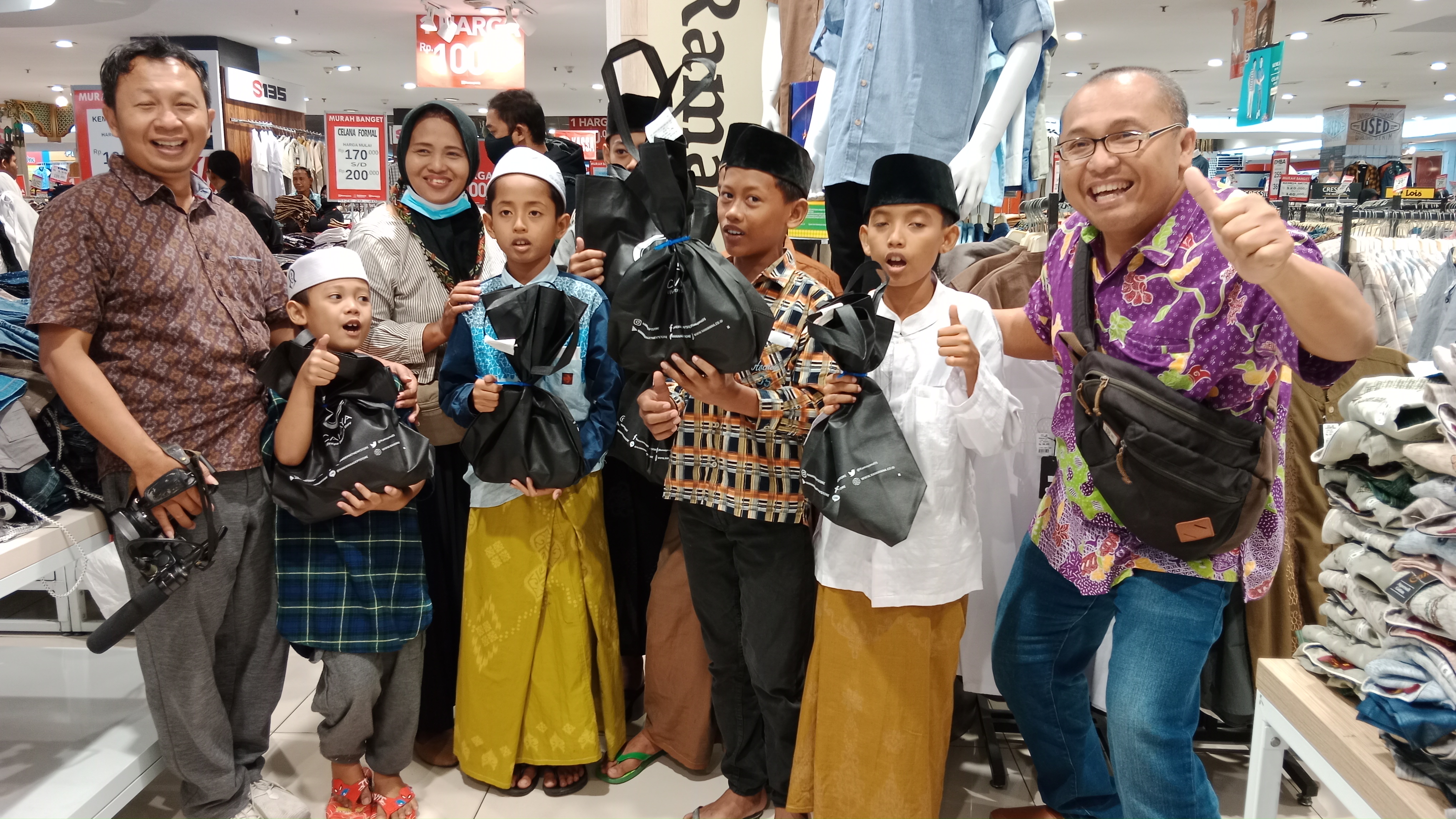 Pokja Jurnalis Grahadi menggelar acara santunan anak yatim piatu/duafa di Mal BG Junction Surabaya, Senin (10/4/2023).