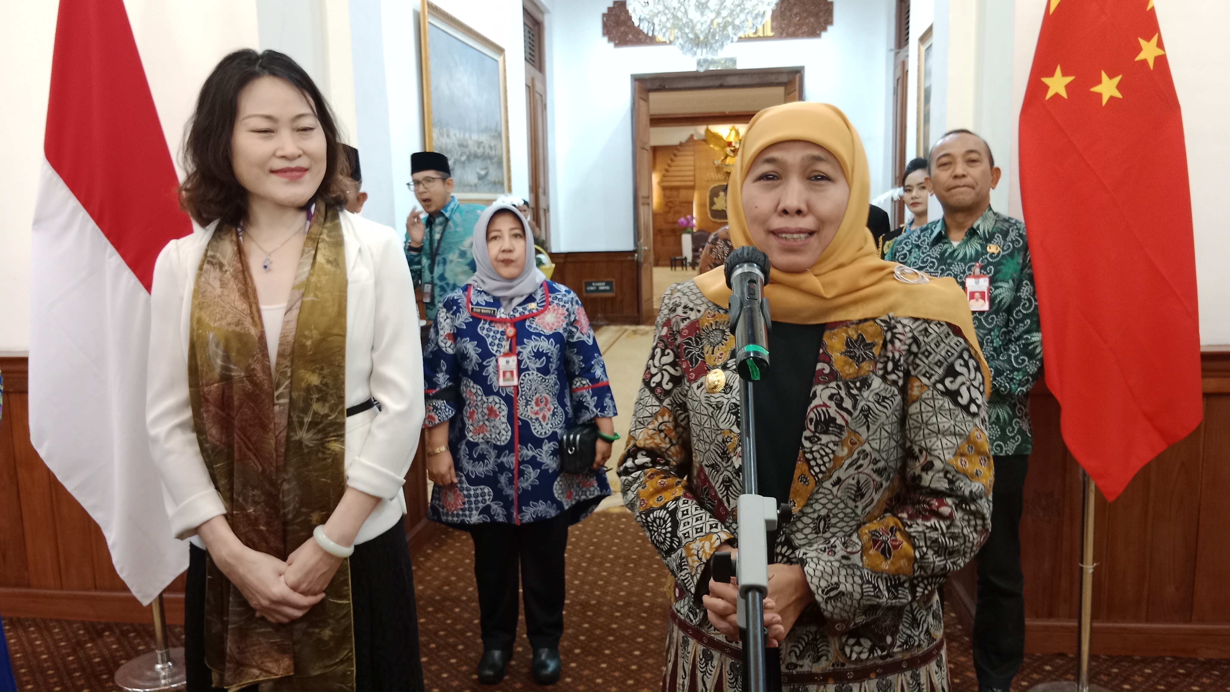 Gubernur Jawa Timur Khofifah Indar Parawansa menerima kunjungan Duta Besar (Dubes) Republik Rakyat Tiongkok untuk ASEAN, Hou Yanqi di Gedung Negara Grahadi Surabaya, Kamis (13/4).