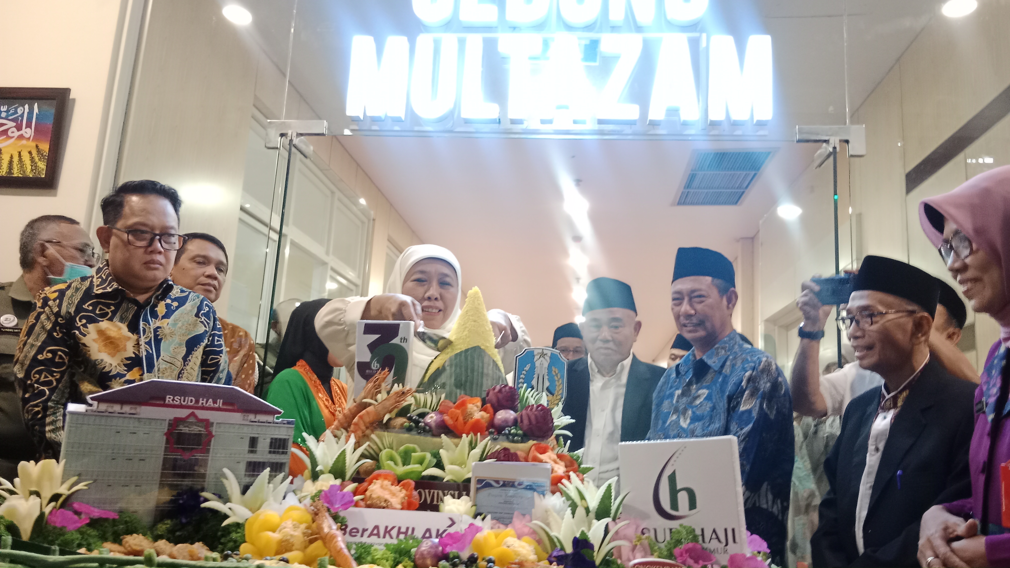 Gubernur Jawa Timur Khofifah Indar Parawansa meresmikan gedung Multazam RSUD Haji Provinsi Jawa Timur, Surabaya, Jumat (14/4). 