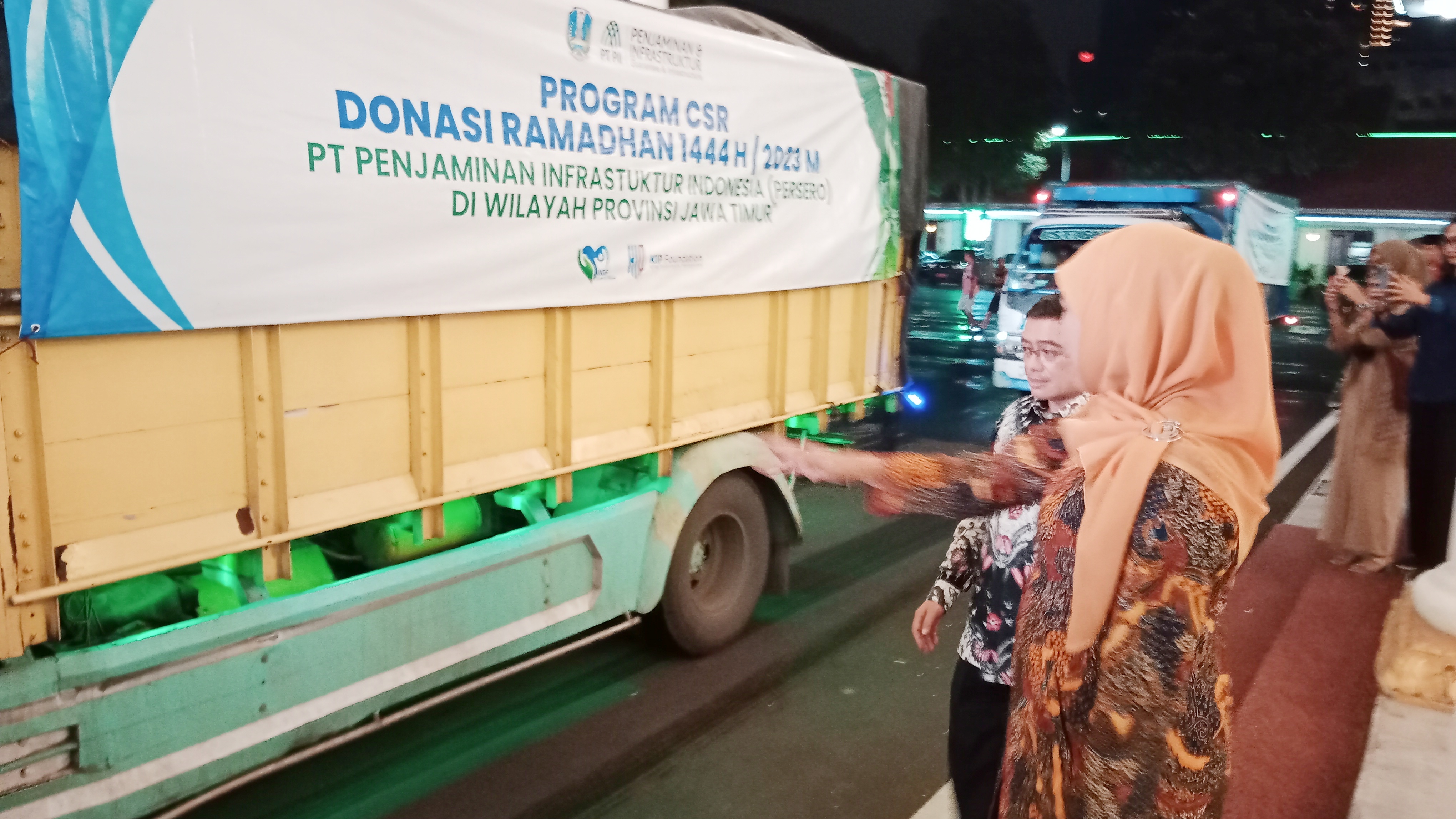 Gubernur Jawa Timur Khofifah Indar Parawansa saat menerima Donasi Ramada dari PT PII di gedung Negara Grahadi,Jumat (14/4/2023) malam.